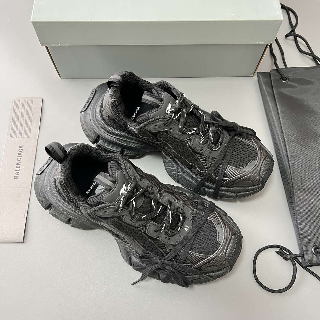 Balenciaga 纯 本Balenciaga Phantom Sneaker 巴黎世家全新做旧十代全黑潮流跑鞋 在延续 Track Trainer 户外轮廓和复杂鞋面结构的同时