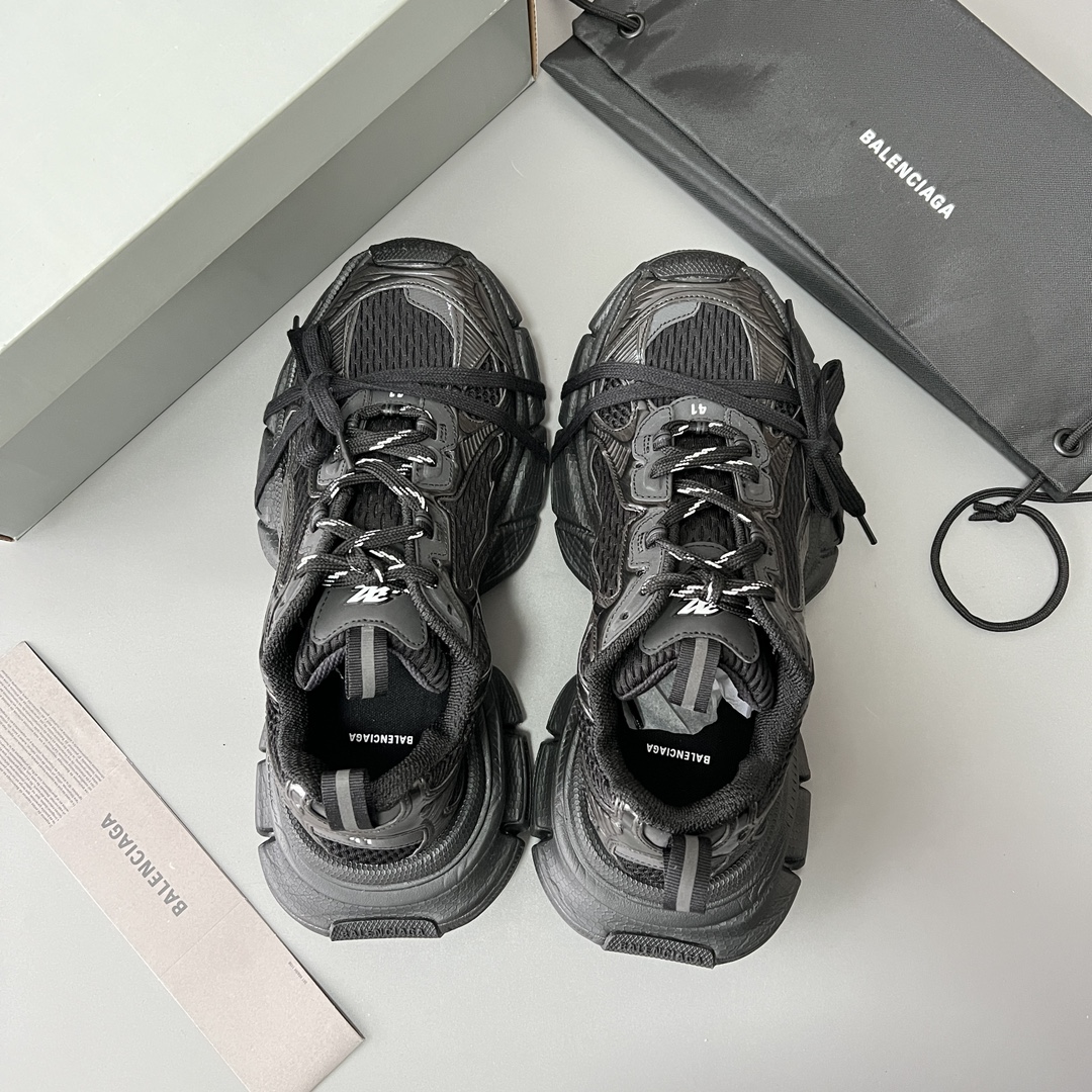 Balenciaga 纯 本Balenciaga Phantom Sneaker 巴黎世家全新做旧十代全黑潮流跑鞋 在延续 Track Trainer 户外轮廓和复杂鞋面结构的同时
