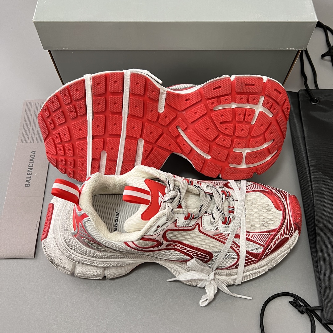 Balenciaga 纯 本Balenciaga Phantom Sneaker 巴黎世家全新做旧十代白红潮流跑鞋 在延续 Track Trainer 户外轮廓和复杂鞋面结构的同时