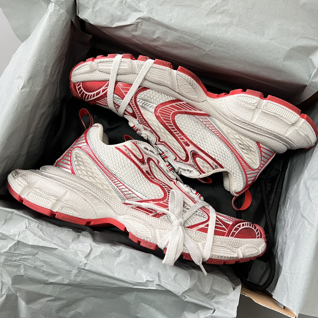 Balenciaga 纯 本Balenciaga Phantom Sneaker 巴黎世家全新做旧十代白红潮流跑鞋 在延续 Track Trainer 户外轮廓和复杂鞋面结构的同时