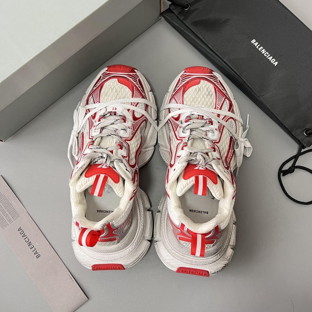 Balenciaga 纯 本Balenciaga Phantom Sneaker 巴黎世家全新做旧十代白红潮流跑鞋 在延续 Track Trainer 户外轮廓和复杂鞋面结构的同时