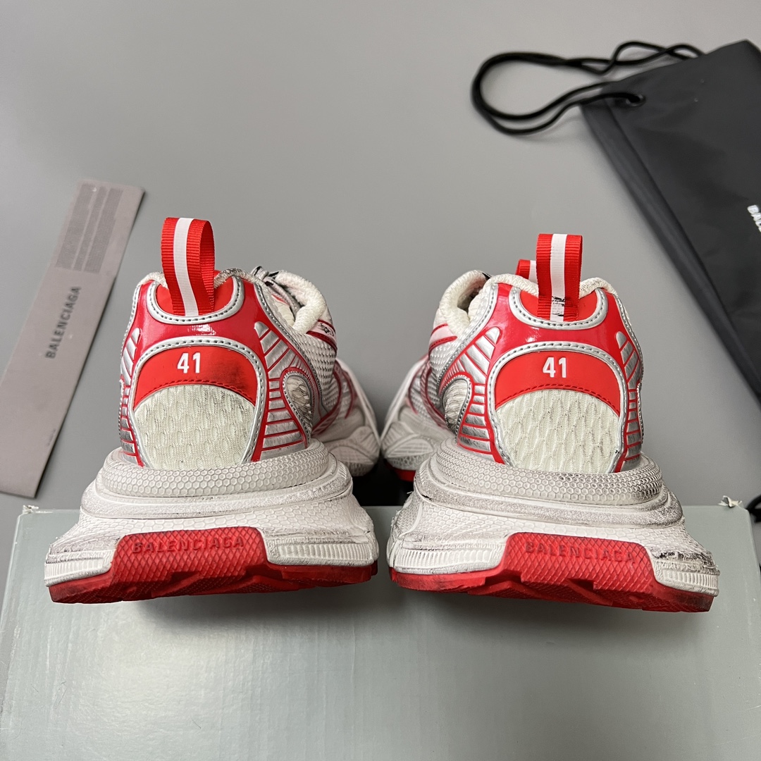 Balenciaga 纯 本Balenciaga Phantom Sneaker 巴黎世家全新做旧十代白红潮流跑鞋 在延续 Track Trainer 户外轮廓和复杂鞋面结构的同时