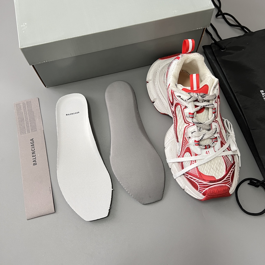 Balenciaga 纯 本Balenciaga Phantom Sneaker 巴黎世家全新做旧十代白红潮流跑鞋 在延续 Track Trainer 户外轮廓和复杂鞋面结构的同时