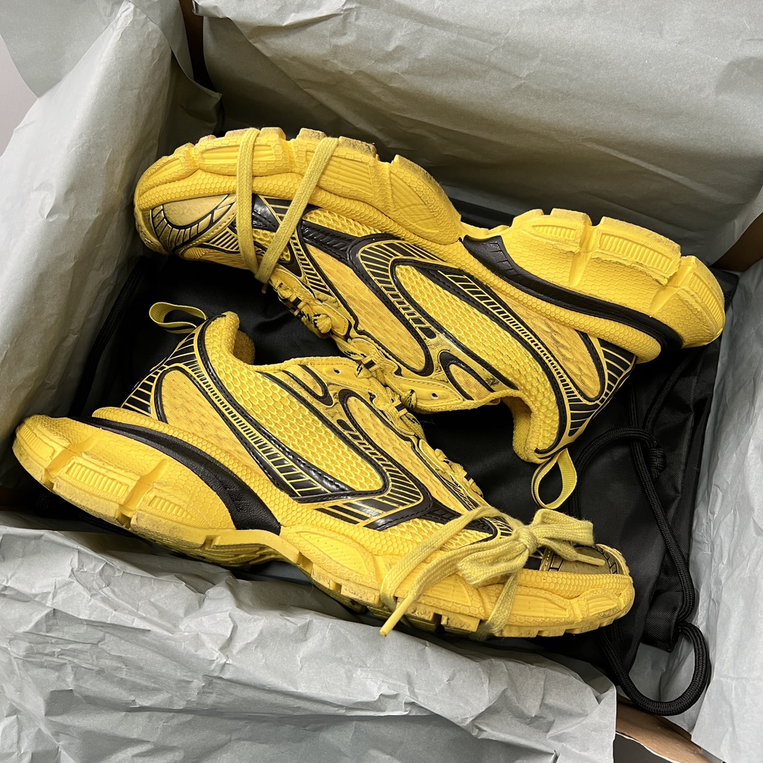 Balenciaga 纯 本Balenciaga Phantom Sneaker 巴黎世家全新做旧十代黄色潮流跑鞋 在延续 Track Trainer 户外轮廓和复杂鞋面结构的同时