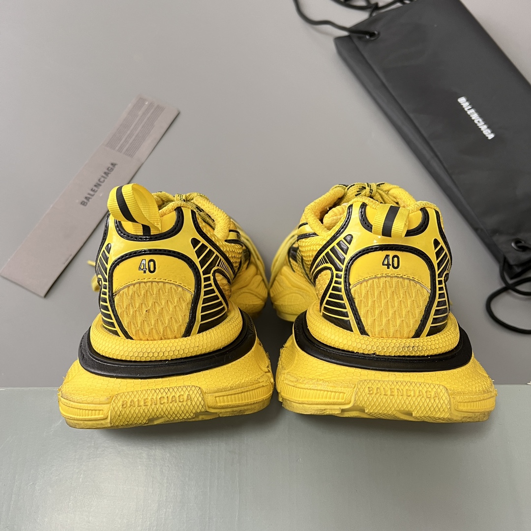 Balenciaga 纯 本Balenciaga Phantom Sneaker 巴黎世家全新做旧十代黄色潮流跑鞋 在延续 Track Trainer 户外轮廓和复杂鞋面结构的同时