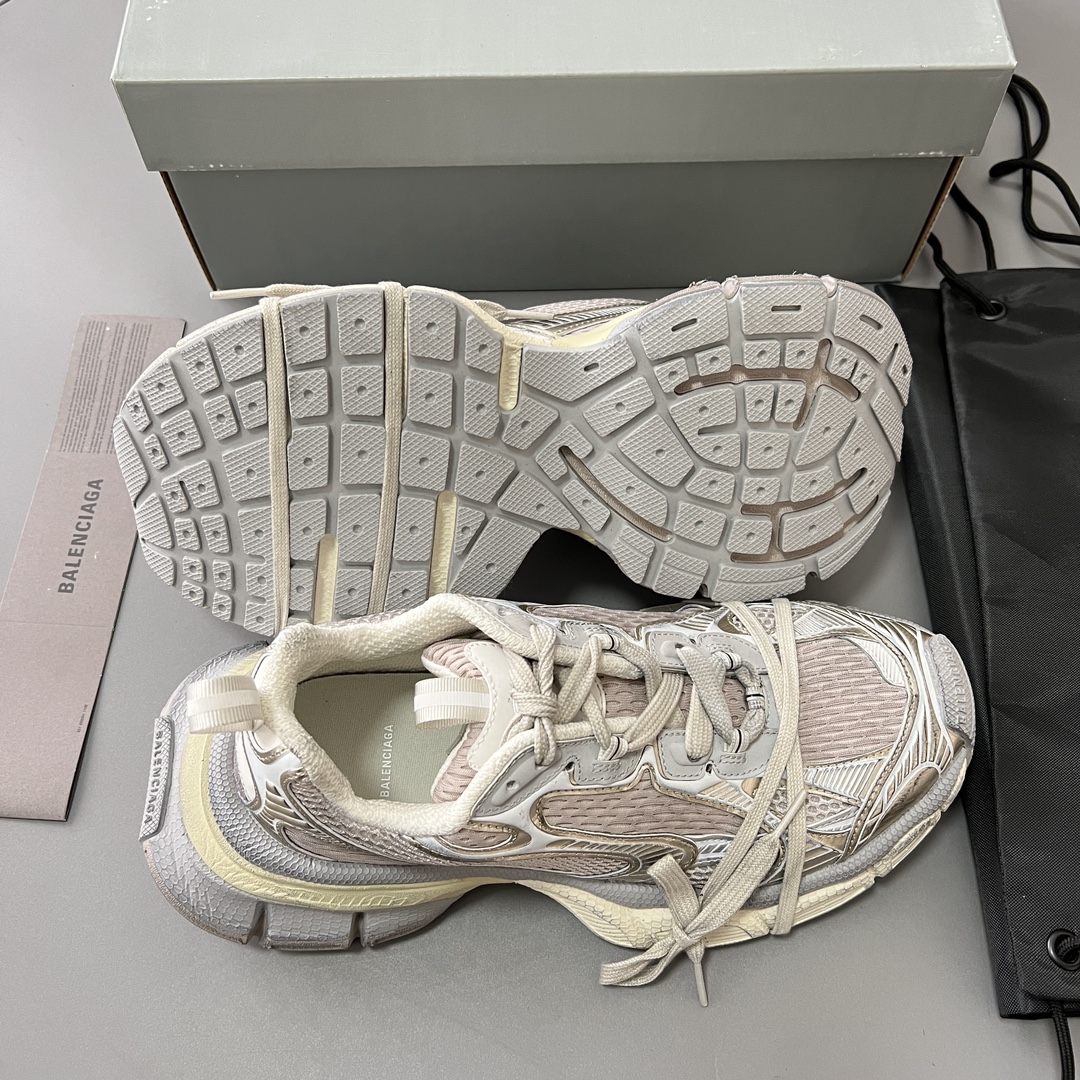 Balenciaga 纯 本Balenciaga Phantom Sneaker 巴黎世家全新做旧十代米金潮流跑鞋 在延续 Track Trainer 户外轮廓和复杂鞋面结构的同时