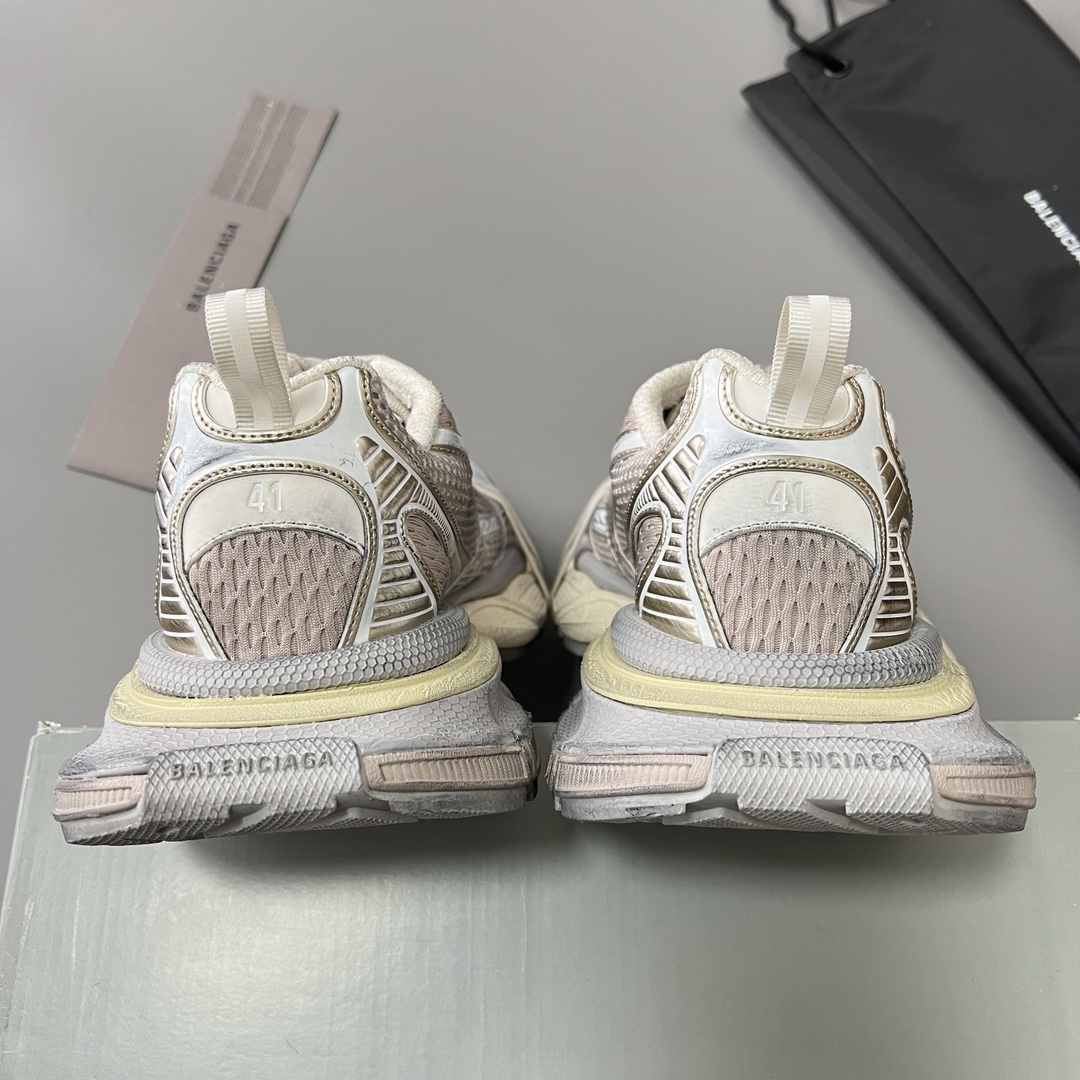 Balenciaga 纯 本Balenciaga Phantom Sneaker 巴黎世家全新做旧十代米金潮流跑鞋 在延续 Track Trainer 户外轮廓和复杂鞋面结构的同时