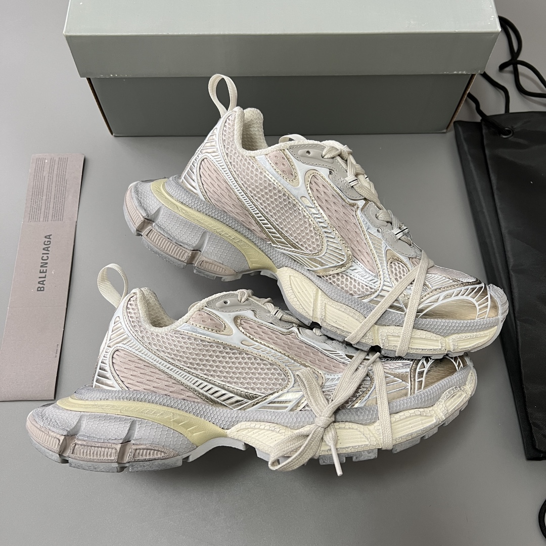 Balenciaga 纯 本Balenciaga Phantom Sneaker 巴黎世家全新做旧十代米金潮流跑鞋 在延续 Track Trainer 户外轮廓和复杂鞋面结构的同时