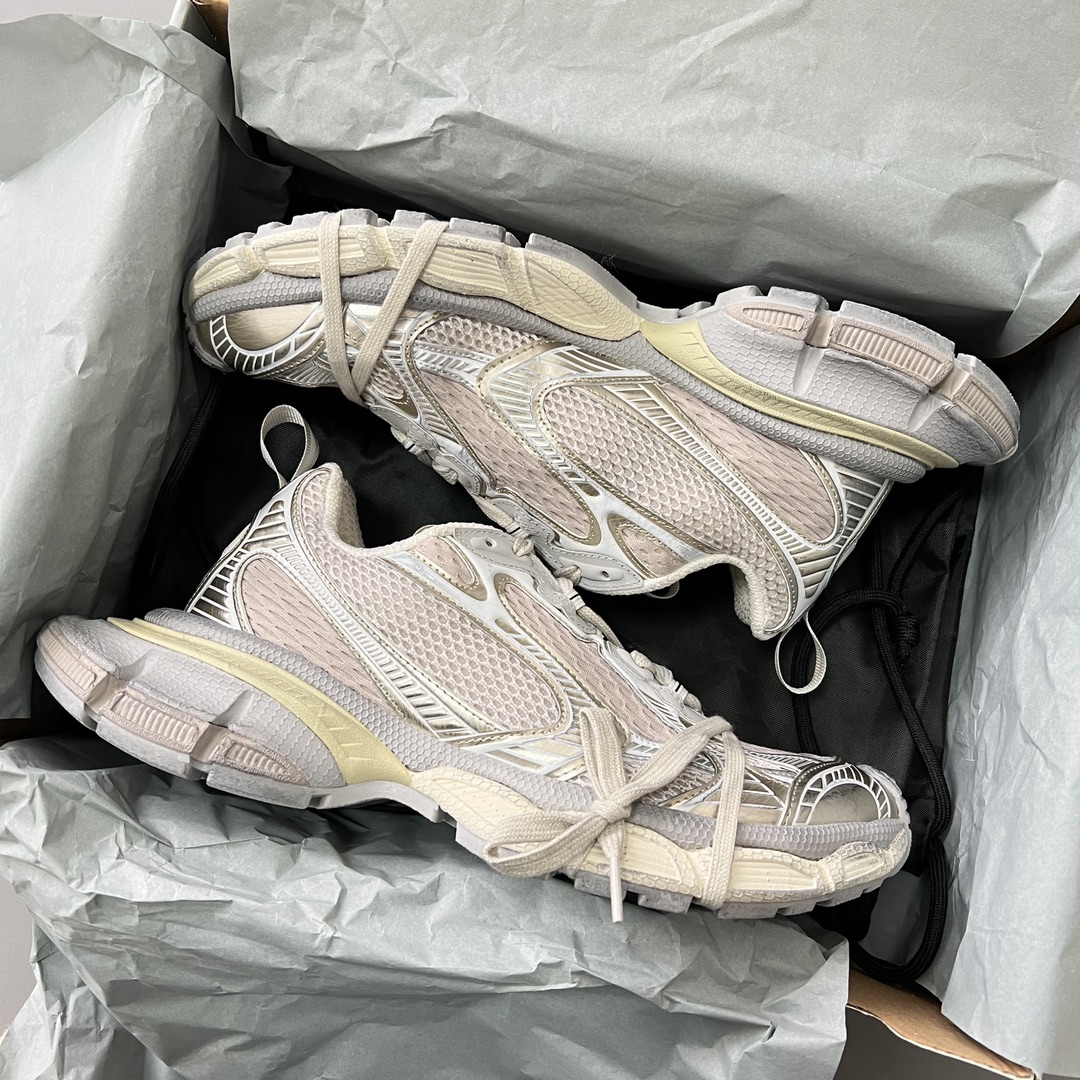 Balenciaga 纯 本Balenciaga Phantom Sneaker 巴黎世家全新做旧十代米金潮流跑鞋 在延续 Track Trainer 户外轮廓和复杂鞋面结构的同时