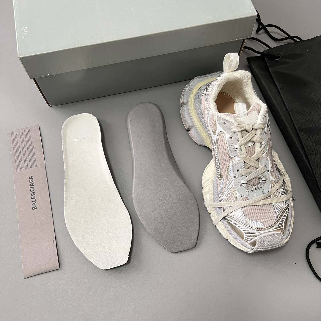 Balenciaga 纯 本Balenciaga Phantom Sneaker 巴黎世家全新做旧十代米金潮流跑鞋 在延续 Track Trainer 户外轮廓和复杂鞋面结构的同时