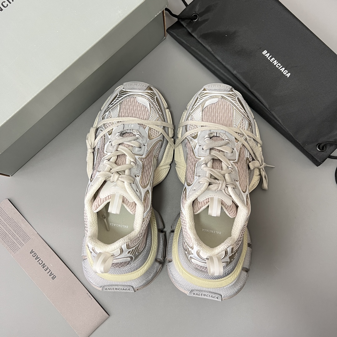 Balenciaga 纯 本Balenciaga Phantom Sneaker 巴黎世家全新做旧十代米金潮流跑鞋 在延续 Track Trainer 户外轮廓和复杂鞋面结构的同时