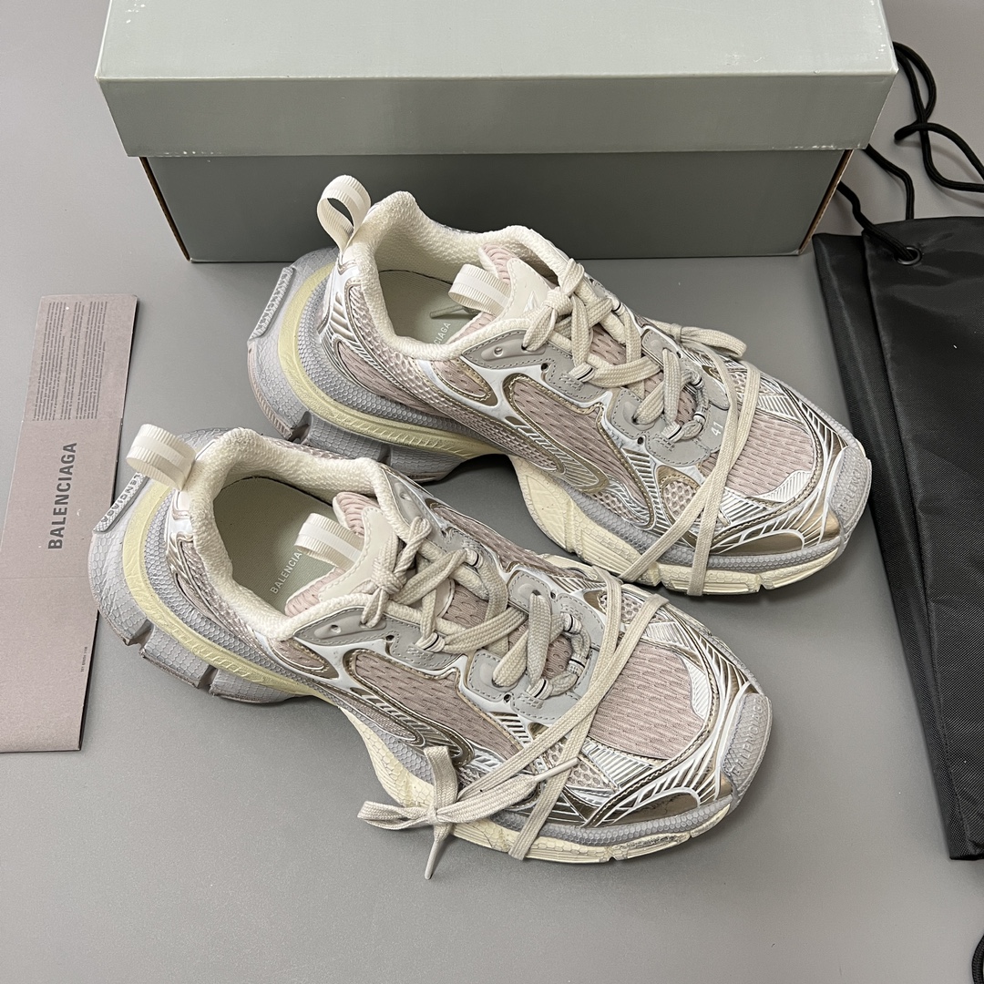 Balenciaga 纯 本Balenciaga Phantom Sneaker 巴黎世家全新做旧十代米金潮流跑鞋 在延续 Track Trainer 户外轮廓和复杂鞋面结构的同时