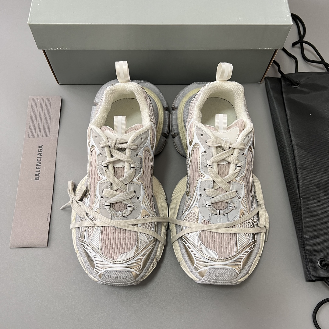 Balenciaga 纯 本Balenciaga Phantom Sneaker 巴黎世家全新做旧十代米金潮流跑鞋 在延续 Track Trainer 户外轮廓和复杂鞋面结构的同时