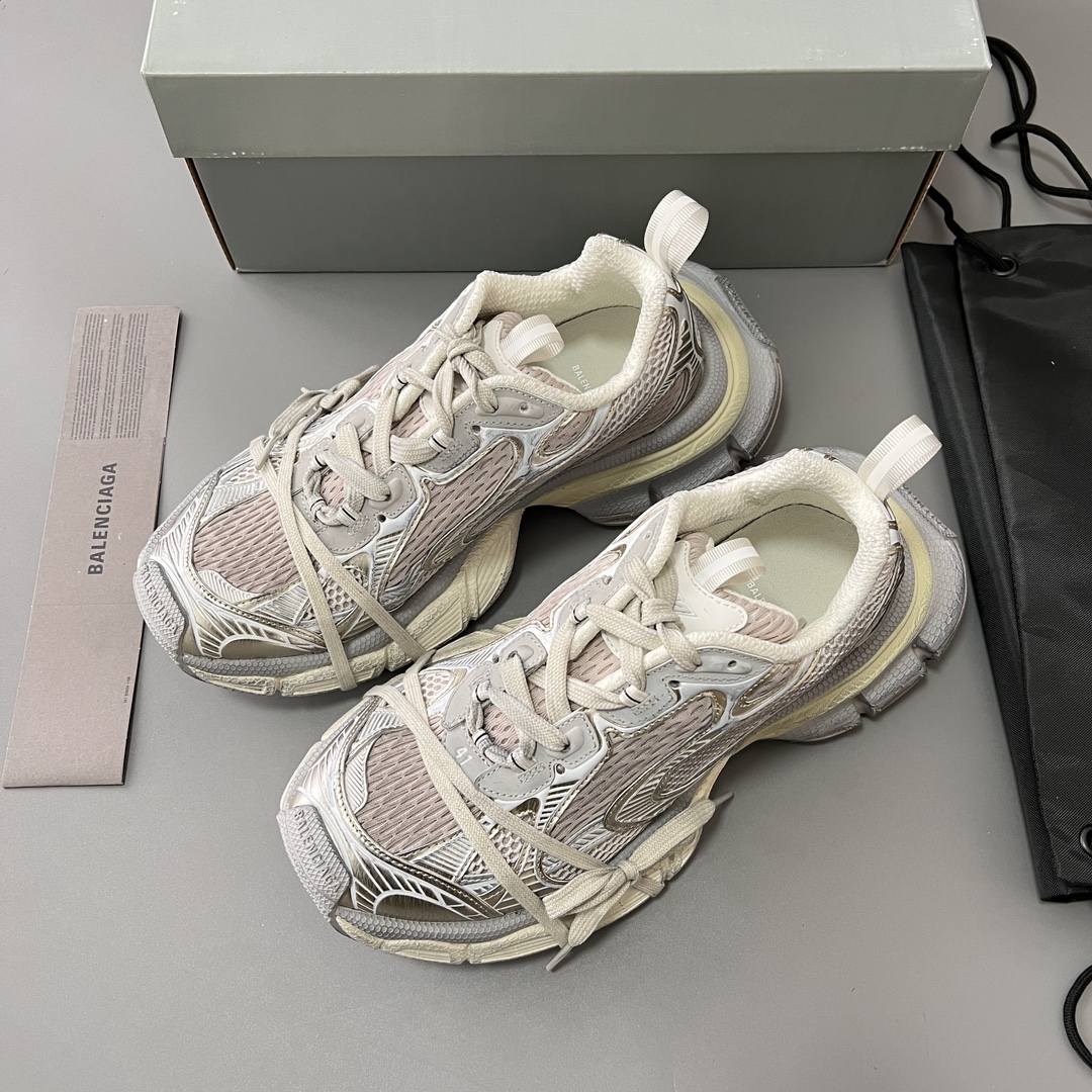 Balenciaga 纯 本Balenciaga Phantom Sneaker 巴黎世家全新做旧十代米金潮流跑鞋 在延续 Track Trainer 户外轮廓和复杂鞋面结构的同时