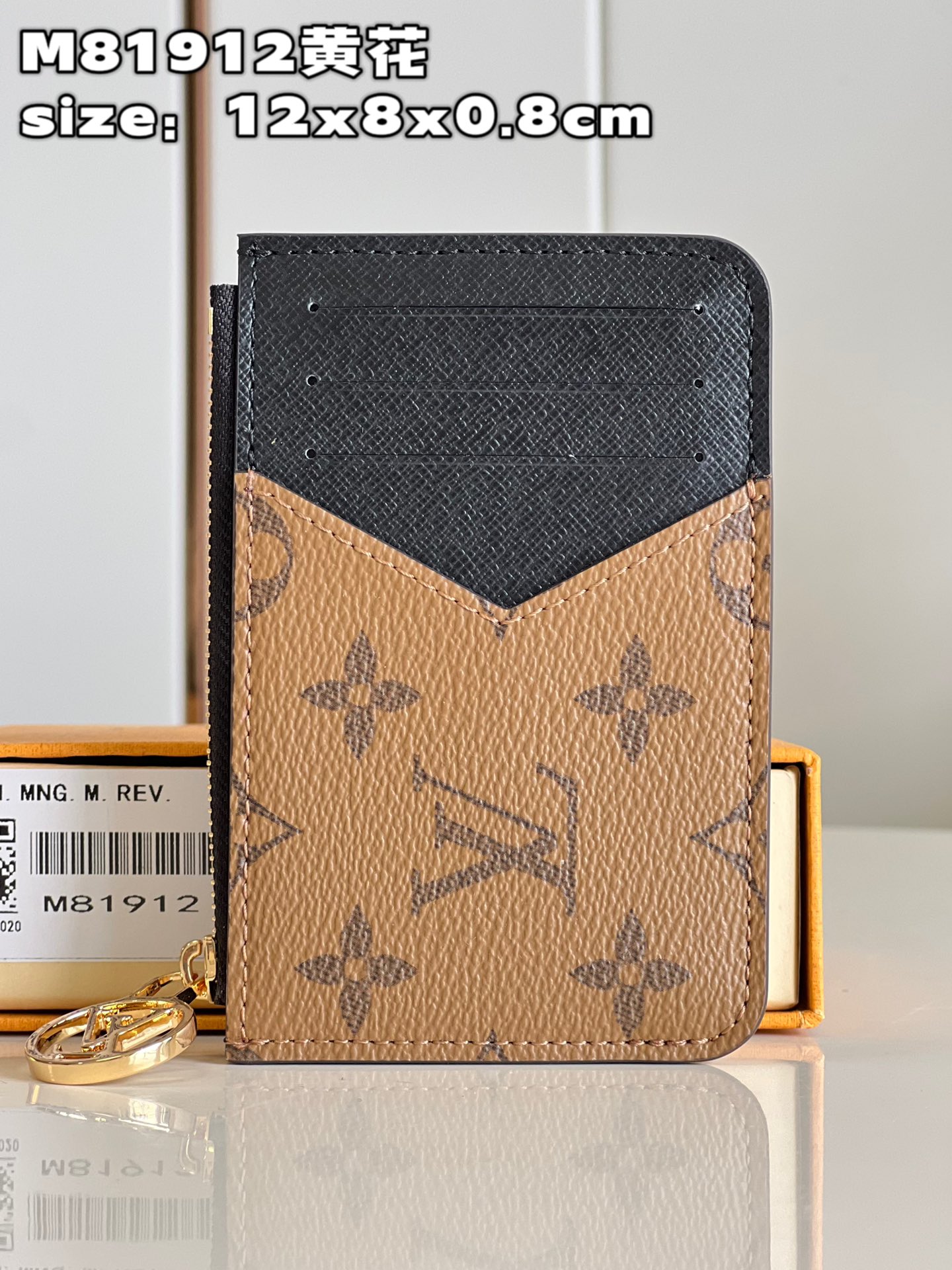 NO:399976,【Exclusive real photo M81912 yellow flower】Romy card clips have the functional elements of the organ zipper bag and the simple style of the traditional card clip. Monogram canvas and Monogram Reverse canvas are paired with colorful leather linings, and the LV Circle metal zipper head is rich in details and can hold banknotes, coins or notes. Detailed features 12 x 8 x 0.8 cm (length x height x width) C.190,LV [original leather],louis vuitton,versace19860909【独家实拍 M81912黄花】Romy 卡夹兼备风琴拉链袋的功能元素和传统卡夹的简约格调.Monogram 帆布和 Monogram Reverse 帆布搭配彩色皮革内衬,LV Circle 金属拉链头丰富细节,可容纳纸钞、硬币或票据.详细特征12 x 8 x 0.8厘米(长度 x 高 x 宽) C.190,LV【原厂皮】,louis vuitton,versace,Bag