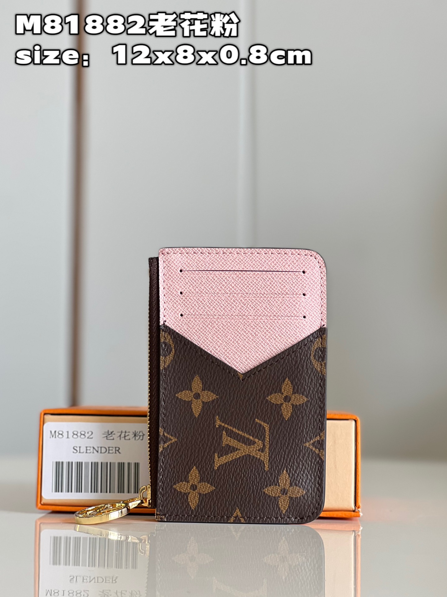 NO:399979,【Exclusive real photo M81882 old pollen】Romy card clips have the functional elements of the organ zipper bag and the simple style of the traditional card clip. Monogram canvas and Monogram Reverse canvas are paired with colorful leather linings, and the LV Circle metal zipper head is rich in details and can hold banknotes, coins or notes. Detailed features 12 x 8 x 0.8 cm (length x height x width) V.190,LV [original leather],louis vuitton,versace19860909【独家实拍 M81882老花粉】Romy 卡夹兼备风琴拉链袋的功能元素和传统卡夹的简约格调.Monogram 帆布和 Monogram Reverse 帆布搭配彩色皮革内衬,LV Circle 金属拉链头丰富细节,可容纳纸钞、硬币或票据.详细特征12 x 8 x 0.8厘米(长度 x 高 x 宽) V.190,LV【原厂皮】,louis vuitton,versace,Bag