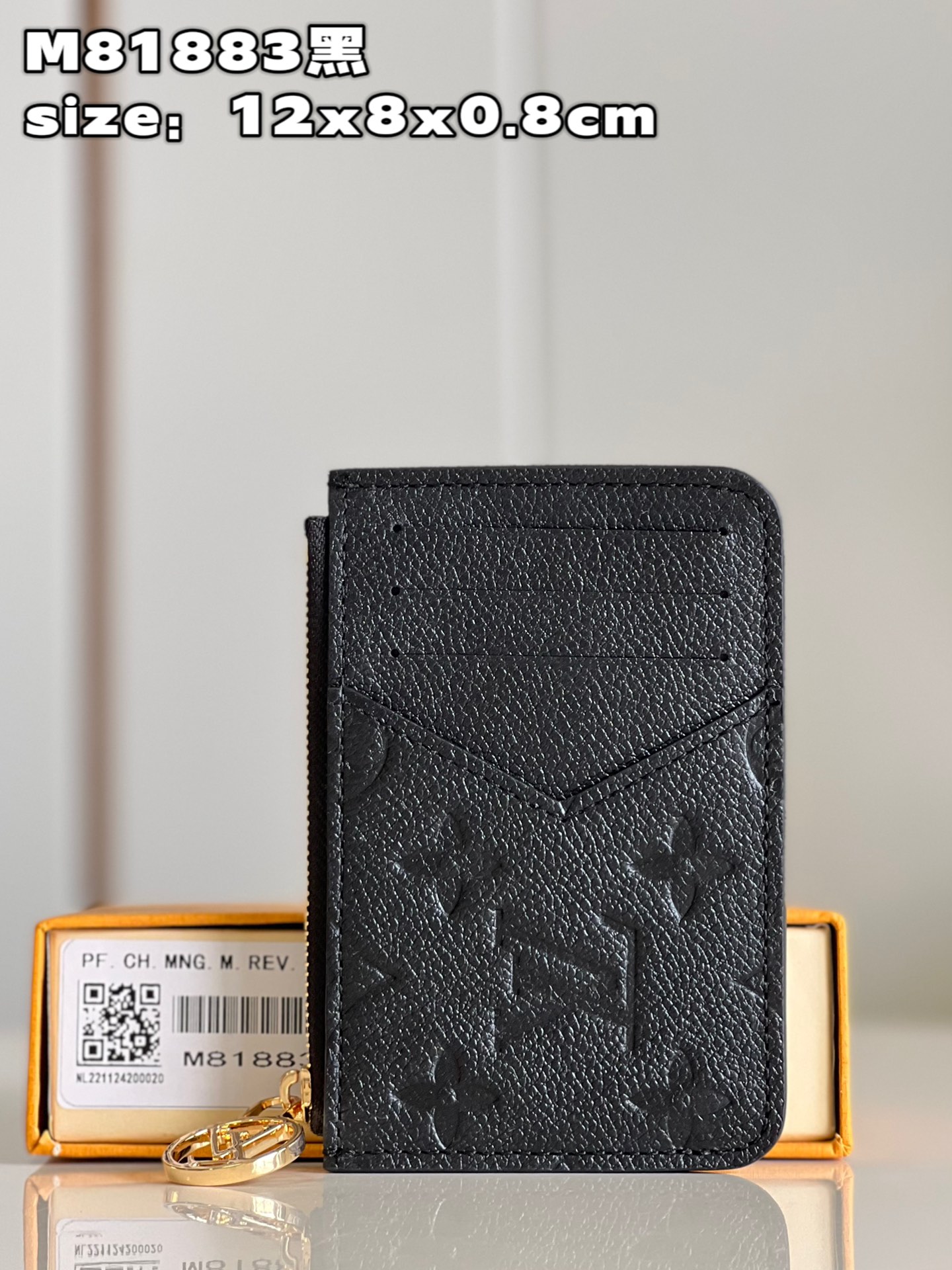 NO:399982,【Exclusive real photo M81883 Black】This Romy business card holder is made of Monogram Empreinte embossed leather, and the pastel color adds a distinctive softness to the practical and versatile accessories. This elegant accessory not only stores business cards, but also stores cash, change or receipts in the accordion-style zipper interlayer, and is decorated with gold metal LV Circle logo zipper zipper. Product information 12 x 8 x 0.8 cm (length x height x width) C.220, LV [original leather], louis vuitton19860909【独家实拍 M81883黑】這款Romy名片夾以Monogram Empreinte壓花皮革製造,粉彩色調為實用百搭的配飾添上鮮明的柔美氣息.此優雅的配飾不但可存放名片,還可在風琴式拉鏈夾層中收納現金、零錢或收據,並飾有金色金屬LV Circle標誌拉鏈拉片.產品資料12 x 8 x 0.8厘米(長度 x 高度 x 闊度) C.220,LV【原厂皮】,louis vuitton,Bag