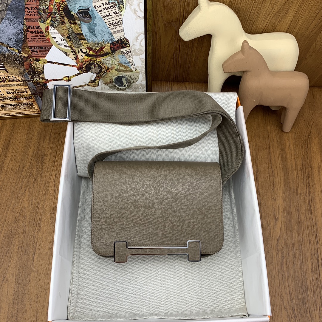 NO:700568,Hermes semi-handmade beeswax stitching geta clogs bag chevre goatskin elephant gray silver buckle wide shoulder strap is very easy to put on without stress and reduces the burden. The box bag has a considerable capacity and is ok with formal and casual wear, Hermes, hermes, hermes, sheepskin, Hermes,19860909Hermes 爱马仕 半手工手艺 蜜蜡缝线 geta 木屐包 chevre 山羊皮 大象灰 银扣 宽肩带上身非常轻松无压力 很减负 盒子包型容量可观,搭配正装休闲都很ok,爱马仕,hermes,hermes,sheepskin,Hermes,,Bag