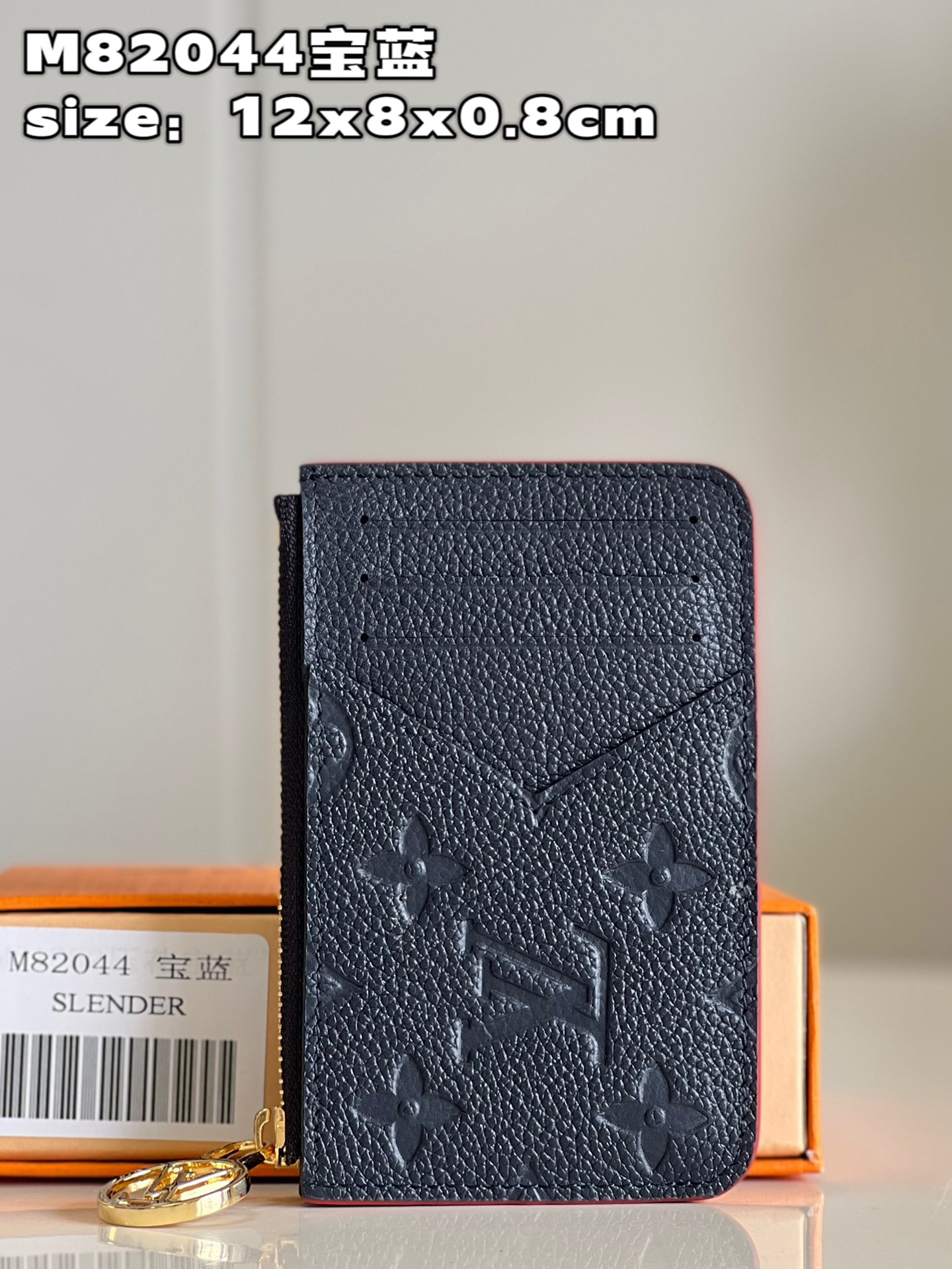 NO:399985,【Exclusive real photo M82044 Royal Blue】This Romy business card holder is made of Monogram Empreinte embossed leather, and the pastel color adds a distinctive and soft atmosphere to the practical and versatile accessories. This elegant accessory not only stores business cards, but also stores cash, change or receipts in the accordion-style zipper interlayer, and is decorated with a gold metal LV Circle logo zipper zipper. Product information 12 x 8 x 0.8 cm (length x height x width) V.220, LV [original leather], louis vuitton19860909【独家实拍 M82044宝蓝】這款Romy名片夾以Monogram Empreinte壓花皮革製造,粉彩色調為實用百搭的配飾添上鮮明的柔美氣息.此優雅的配飾不但可存放名片,還可在風琴式拉鏈夾層中收納現金、零錢或收據,並飾有金色金屬LV Circle標誌拉鏈拉片.產品資料12 x 8 x 0.8厘米(長度 x 高度 x 闊度) V.220,LV【原厂皮】,louis vuitton,Bag