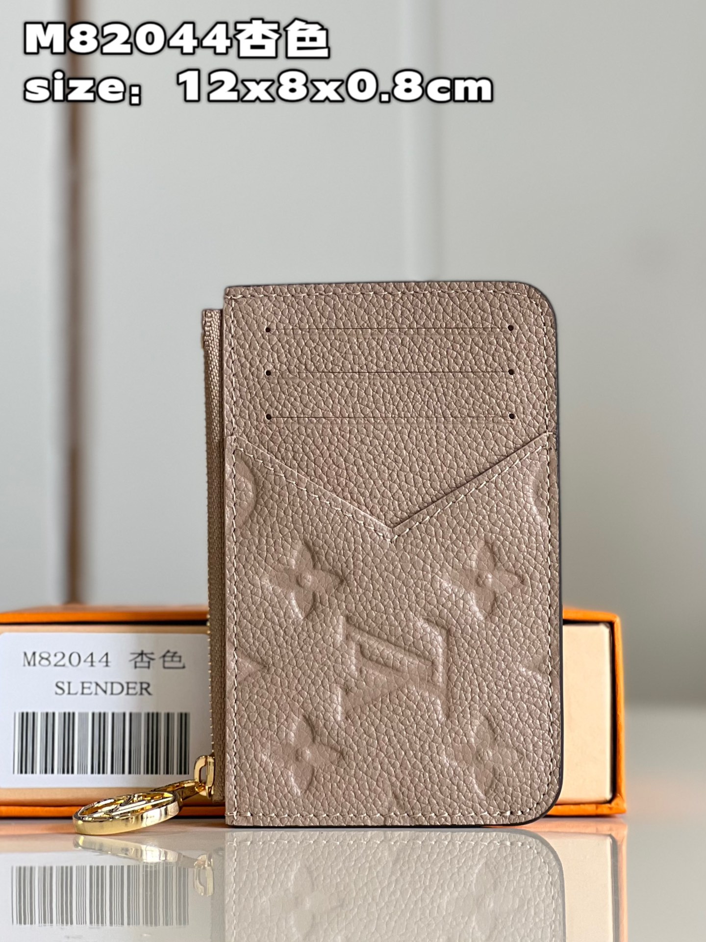 NO:399959,【Exclusive real photo M82044 apricot color】This Romy business card holder is made of Monogram Empreinte embossed leather, and the pastel color adds a distinctive softness to the practical and versatile accessories. This elegant accessory not only stores business cards, but also stores cash, change or receipts in the accordion-style zipper interlayer, and is decorated with gold metal LV Circle logo zipper zipper. Product information 12 x 8 x 0.8 cm (length x height x width) V.220, LV [original leather], louis vuitton19860909【独家实拍 M82044杏色】這款Romy名片夾以Monogram Empreinte壓花皮革製造,粉彩色調為實用百搭的配飾添上鮮明的柔美氣息.此優雅的配飾不但可存放名片,還可在風琴式拉鏈夾層中收納現金、零錢或收據,並飾有金色金屬LV Circle標誌拉鏈拉片.產品資料12 x 8 x 0.8厘米(長度 x 高度 x 闊度) V.220,LV【原厂皮】,louis vuitton,Bag