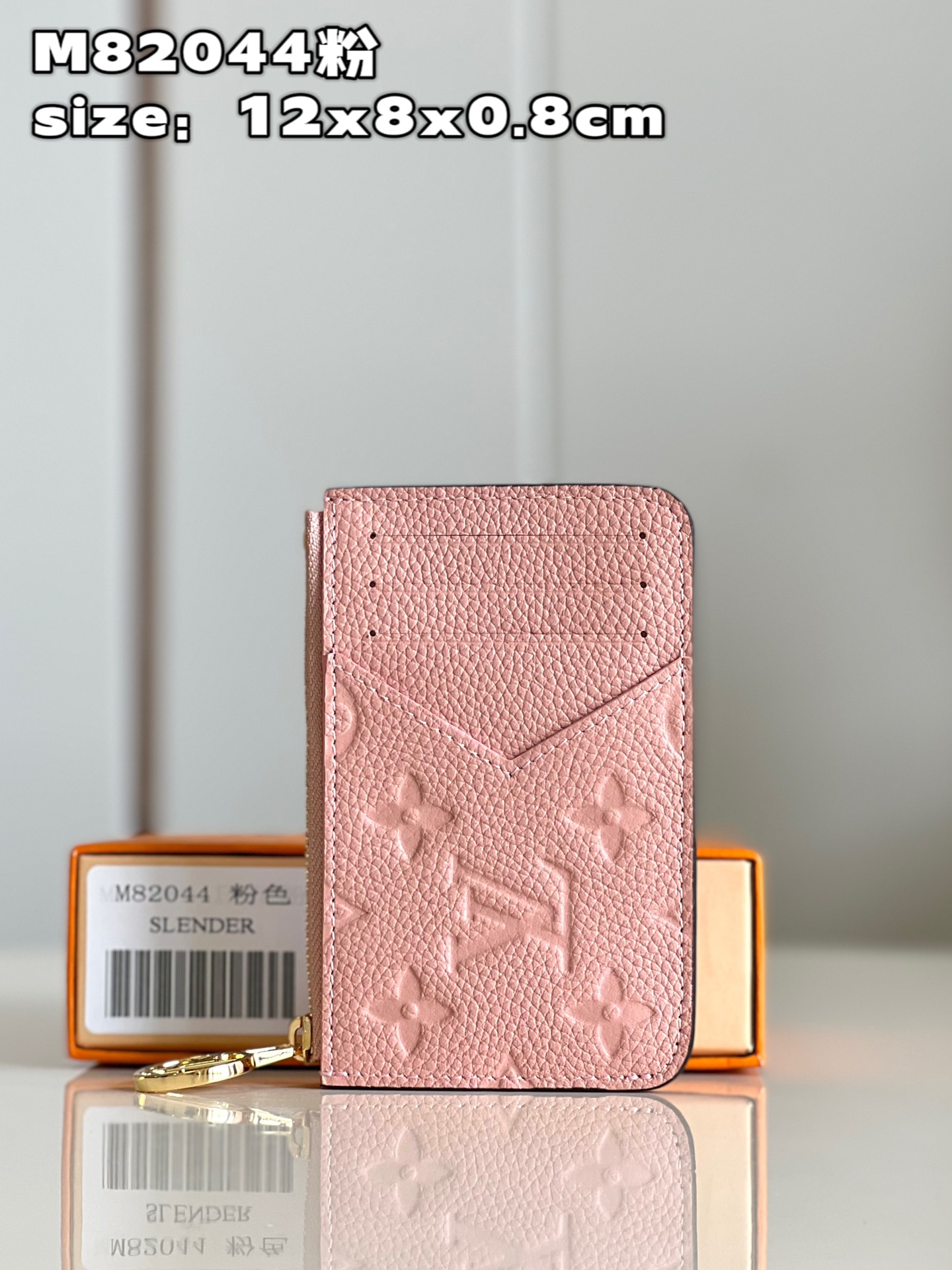 NO:399962,【Exclusive real photo M82044 powder】This Romy business card holder is made of Monogram Empreinte embossed leather, and the pastel color adds a distinctive softness to the practical and versatile accessories. This elegant accessory not only stores business cards, but also stores cash, change or receipts in the accordion-style zipper interlayer, and is decorated with gold metal LV Circle logo zipper zipper. Product information 12 x 8 x 0.8 cm (length x height x width) V.220, LV [original leather], louis vuitton19860909【独家实拍 M82044粉】這款Romy名片夾以Monogram Empreinte壓花皮革製造,粉彩色調為實用百搭的配飾添上鮮明的柔美氣息.此優雅的配飾不但可存放名片,還可在風琴式拉鏈夾層中收納現金、零錢或收據,並飾有金色金屬LV Circle標誌拉鏈拉片.產品資料12 x 8 x 0.8厘米(長度 x 高度 x 闊度) V.220,LV【原厂皮】,louis vuitton,Bag