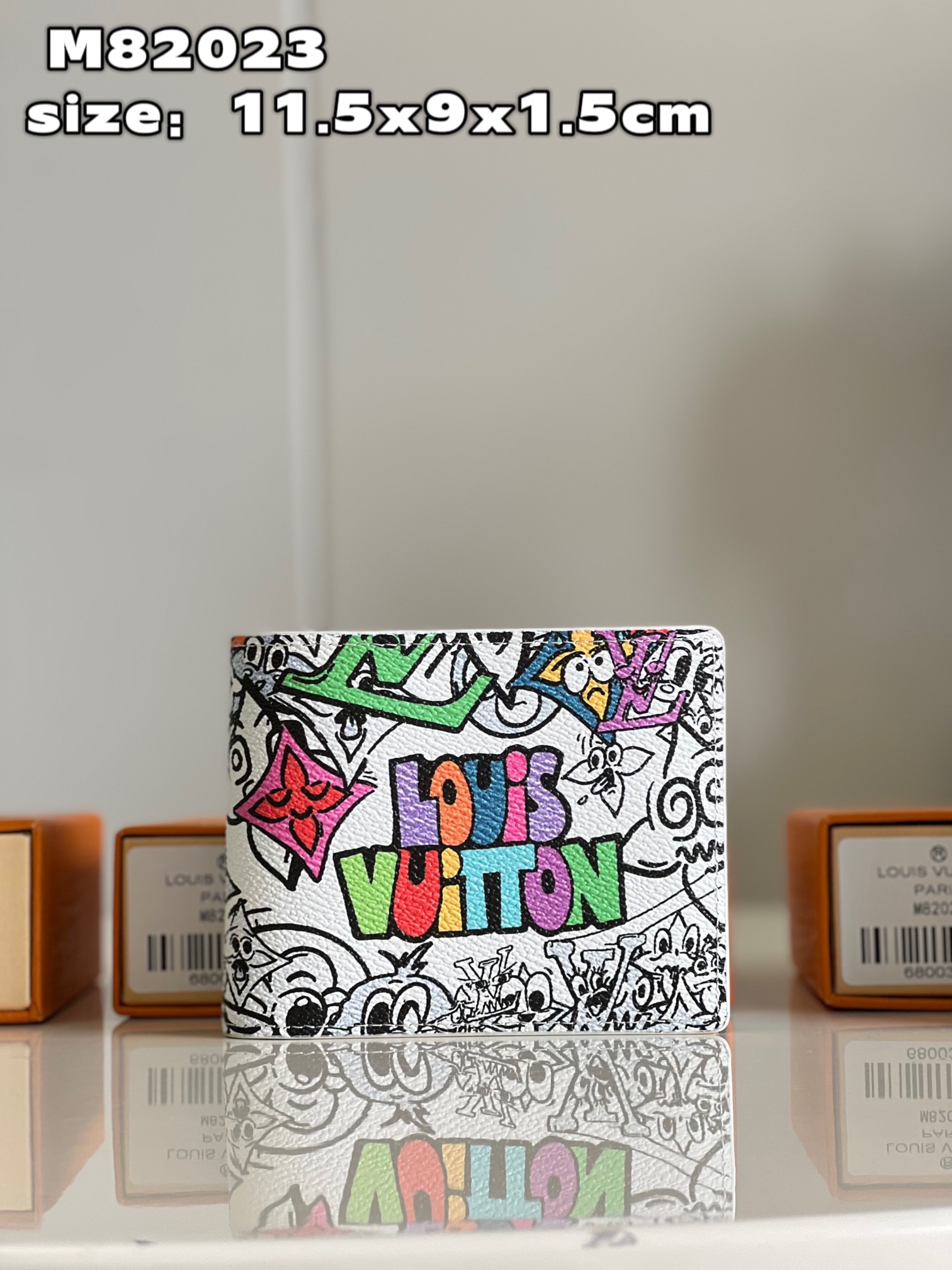 NO:399968,[Exclusive real shot M8] This Multiple wallet is made of Monogram Comics coated canvas, stages a happy gathering of cartoon images, injecting innocent and childlike fun into the classic Monogram pattern. The compact configuration includes card mezzanine, inner bag and outer bag. Detailed features 11.5 x 9x 1.5 cm (length x height x width) C.,LV [original leather],louis vuitton19860909【独家实拍 M8】本款Multiple钱夹取材 Monogram Comics 涂层帆布,上演卡通形象的欢欣集会,为经典 Monogram 图案注入天真童趣.紧凑构型囊括卡片夹层、内袋和外袋.详细特征11.5 x 9x 1.5厘米(长度 x 高 x 宽) C.,LV【原厂皮】,louis vuitton,Bag