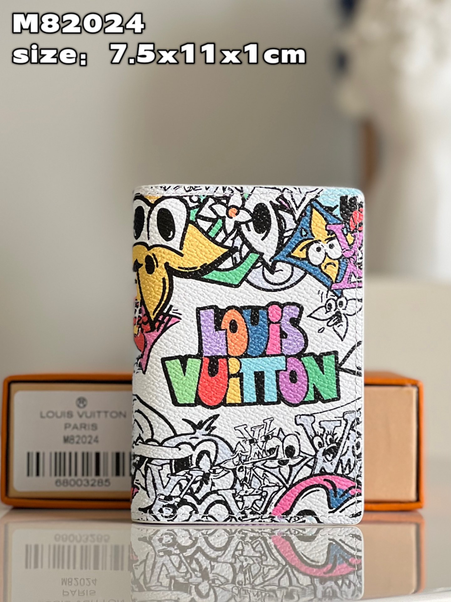 NO:399971,【Exclusive real shot M8】This pocket wallet is made of Monogram Comics coated canvas, staged a happy gathering of cartoon images, injecting innocent and childlike fun into the classic Monogram pattern. The compact configuration includes card mezzanine, inner bag and outer bag. Detailed features 7.5 x 11.1 x 1 cm (length x height x width) C.,LV [original leather],louis vuitton19860909【独家实拍 M8】本款口袋钱夹取材 Monogram Comics 涂层帆布,上演卡通形象的欢欣集会,为经典 Monogram 图案注入天真童趣.紧凑构型囊括卡片夹层、内袋和外袋.详细特征7.5 x 11.1 x 1厘米(长度 x 高 x 宽) C.,LV【原厂皮】,louis vuitton,Bag