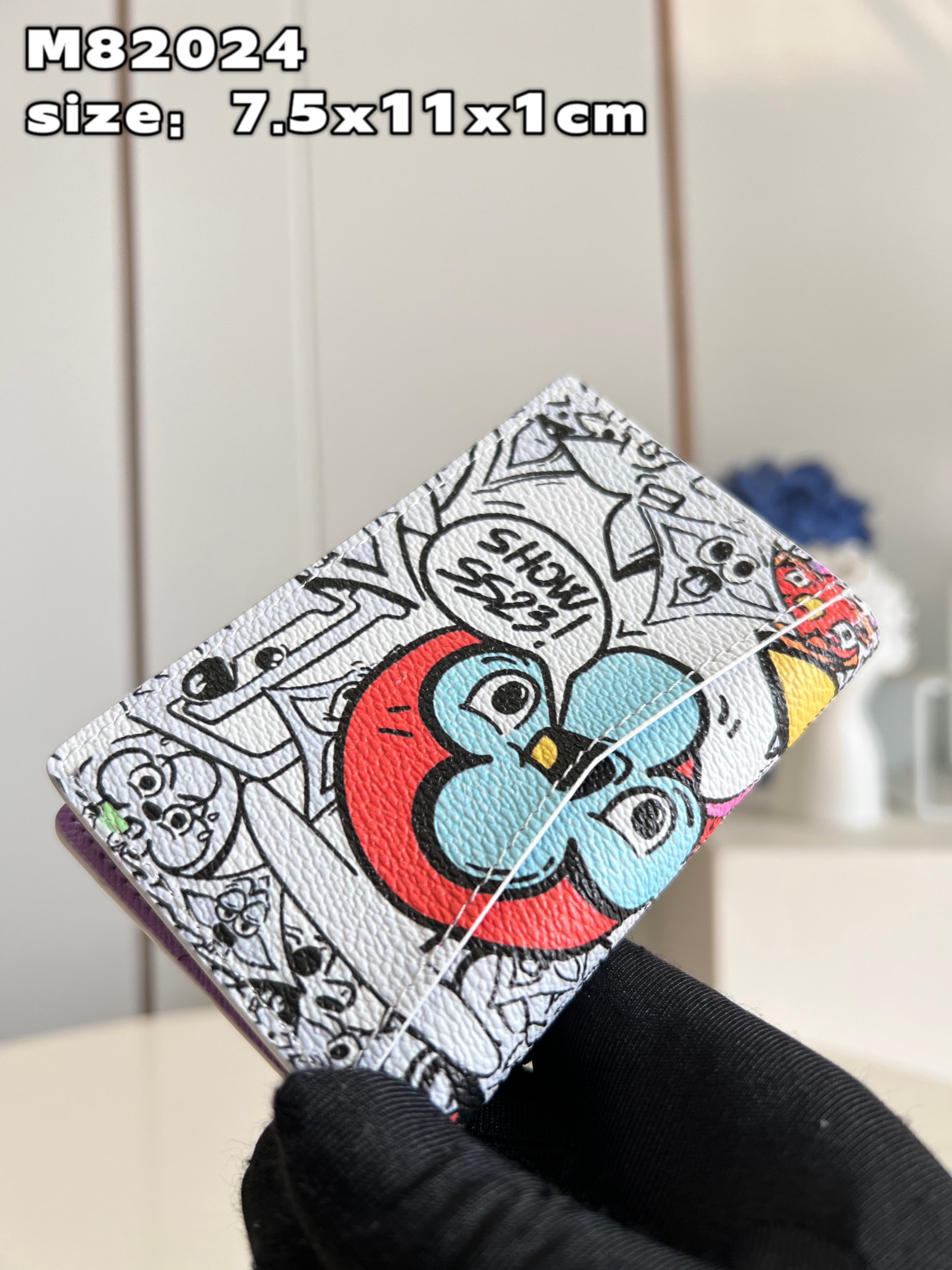 顶级【独家实拍 M82024 】本款口袋钱夹取材 Monogram Comics 涂层帆布，上演卡通形象的欢欣集会，为经典 Monogram 图 3