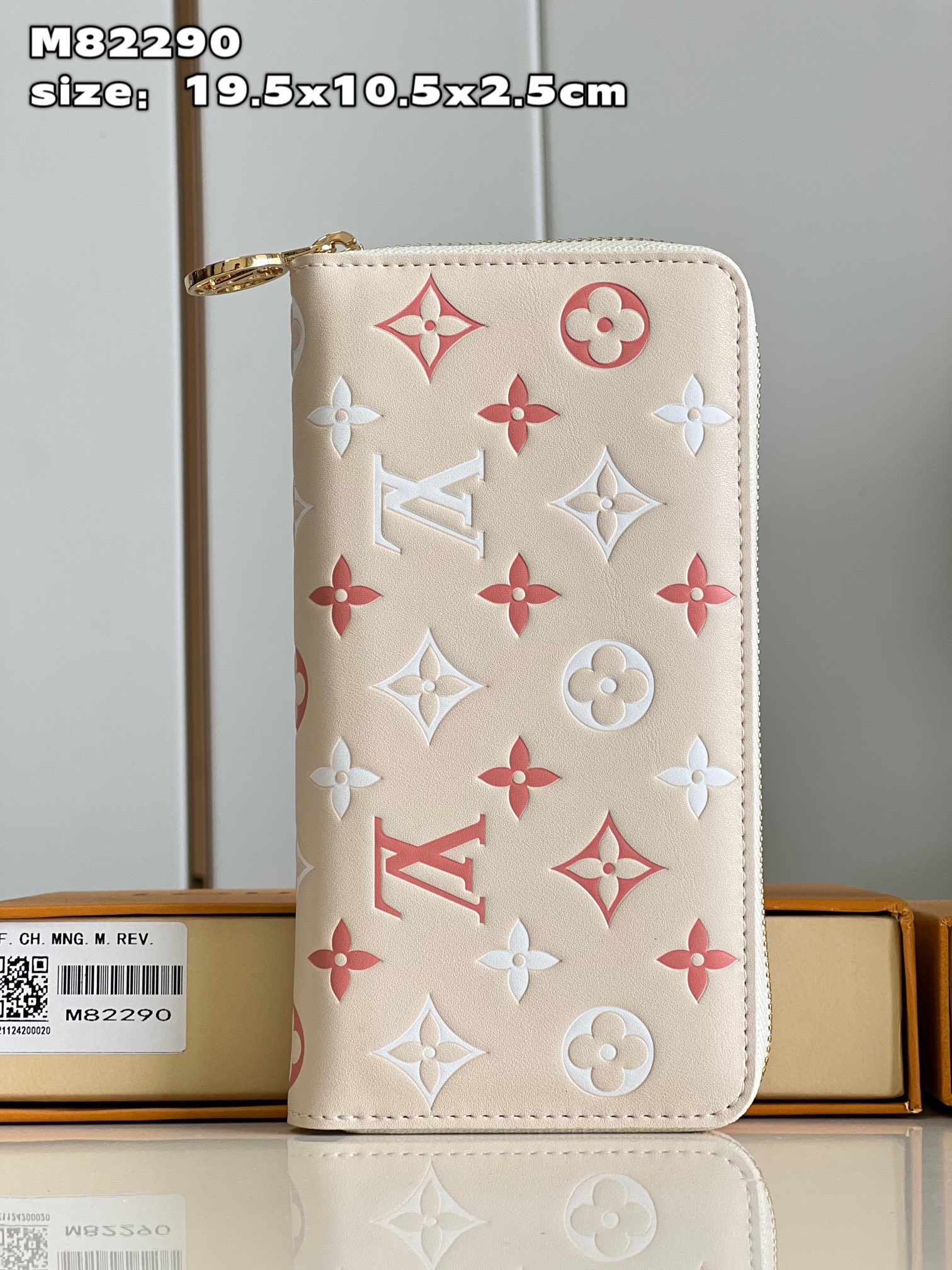 NO:399974,【Exclusive real photo M82290】This zippered wallet is made of fluffy lambskin, printed with Monogram embossed pattern, and is made of extremely soft tones and is paired with gold zippers to exude charm. This practical daily wallet is equipped with multiple organ-style compartments, patch pockets and business card mezzanines, which can hold cash, change and other essentials. Product information 19.5 x 10.5 x 2.5 cm (length x height x width) C.350, LV [original leather], louis vuitton, sheepskin19860909【独家实拍 M82290】這款拉鏈錢包以蓬鬆小羊皮製造,印有Monogram壓花圖案,採用極柔美色調,配以金色拉鏈,散發魅力.這個實用的日常錢包配備多個風琴式隔層、貼袋及名片夾層,可放置現金、零錢和其他必需品.產品資料19.5 x 10.5 x 2.5厘米(長度 x 高度 x 闊度) C.350,LV【原厂皮】,louis vuitton,sheepskin,Bag