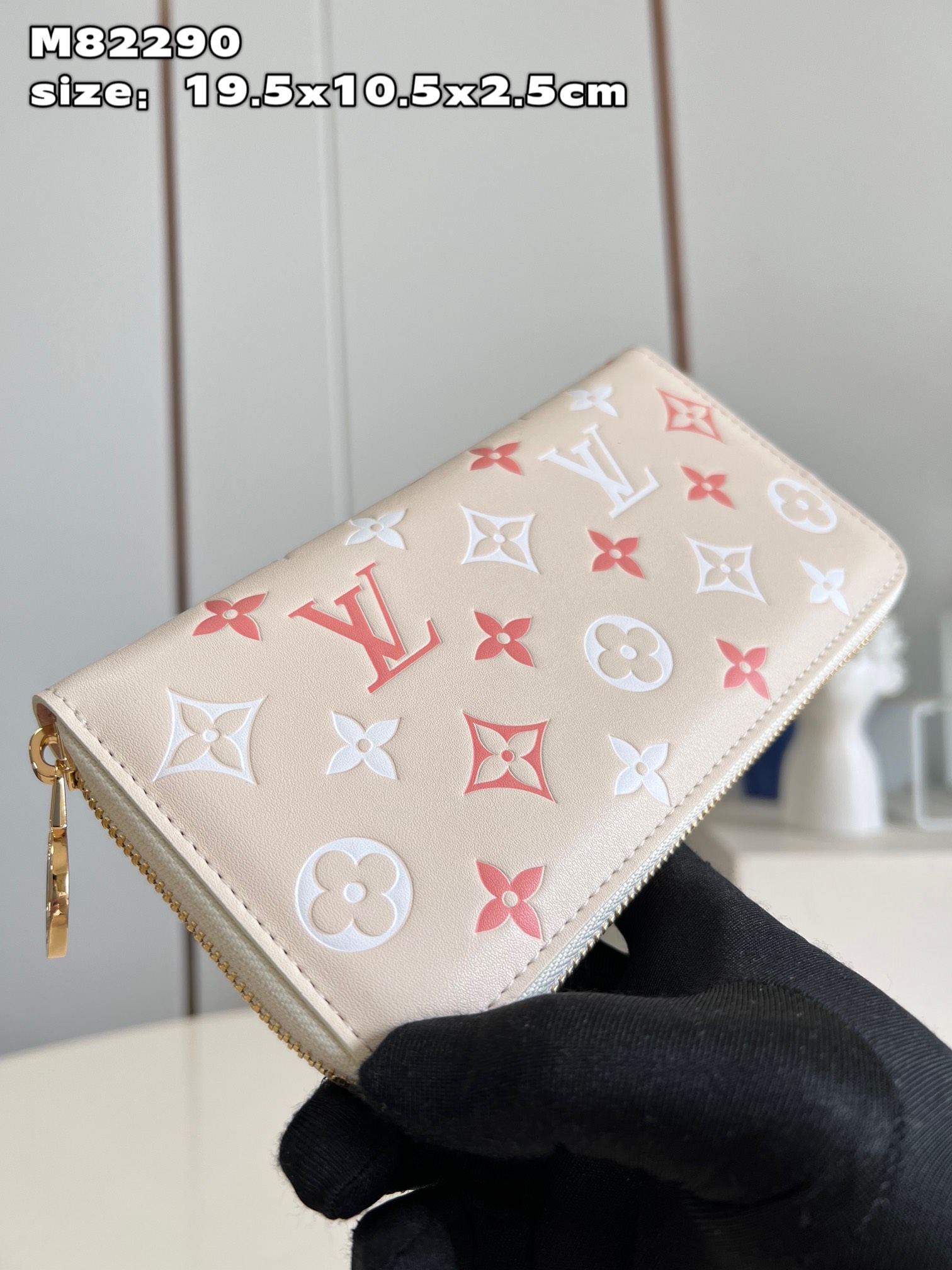 顶级【独家实拍 M82290 】這款拉鏈錢包以蓬鬆小羊皮製造，印有Monogram壓花圖案，採用極柔美色調，配以金色拉鏈，散發魅力。這個實用的日 2