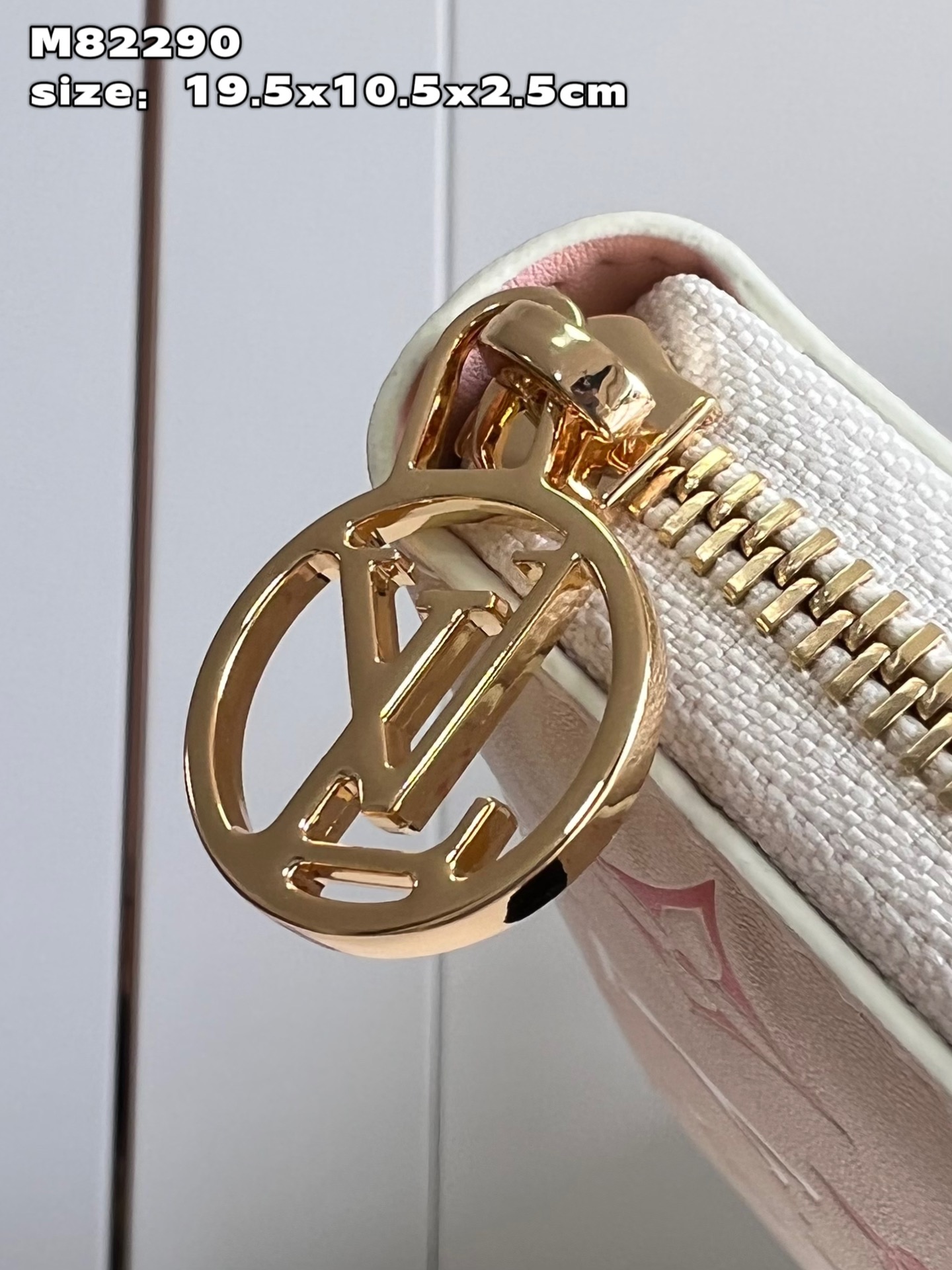 顶级【独家实拍 M82290 】這款拉鏈錢包以蓬鬆小羊皮製造，印有Monogram壓花圖案，採用極柔美色調，配以金色拉鏈，散發魅力。這個實用的日 4