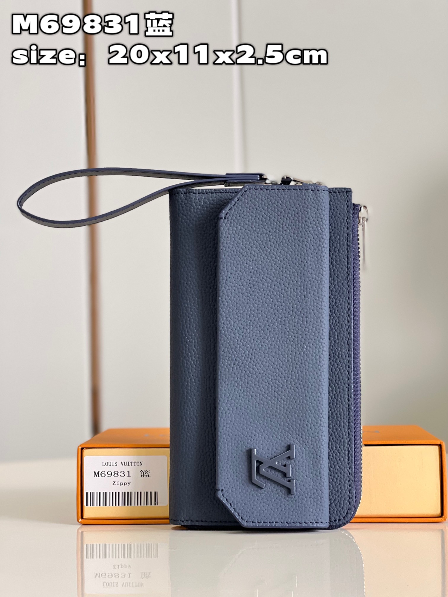 NO:399980,【Exclusive real photo M69831 blue】This new LV Aerogram long wallet reinterprets traditional men's accessories with a contemporary minimalist design. The style is made of grainy black calf leather. It is as soft as the historic aerogram, decorated with a low-key ferrous metal LV logo and is equipped with a practical detachable wristband. The wallet is sufficient in capacity, with an accordion-style main compartment, 12 credit card mezzanines, and an additional flip pocket to hold different items. Product information 20 x 11 x 2.5 cm (length x height x width) C.,LV [original leather],louis vuitton,cowhide19860909【独家实拍 M69831蓝】這款全新LV Aerogram長型錢包以當代簡約的設計,重新詮釋傳統的男士配件,款式採用微粒面黑色小牛皮製作,與歷史悠久的aerogram一樣柔軟,飾有低調的黑色金屬LV標誌,並配備一條實用的可拆式腕帶.錢包容量充足,設有風琴式主隔層、12個信用卡夾層,以及額外的翻蓋口袋,可收納不同物品.產品資料20 x 11 x 2.5厘米(長度 x 高度 x 闊度) C.,LV【原厂皮】,louis vuitton,cowhide,Bag
