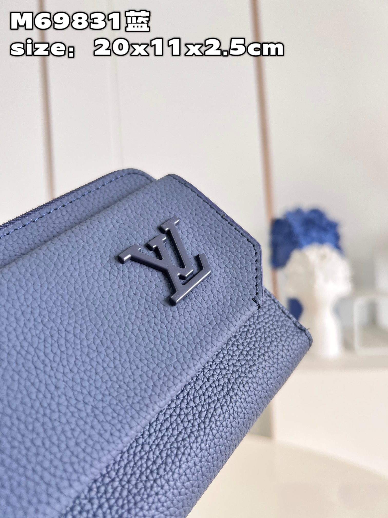 this new LV Aerogram long wallet offers a modern take on a classic men's - Bag 3