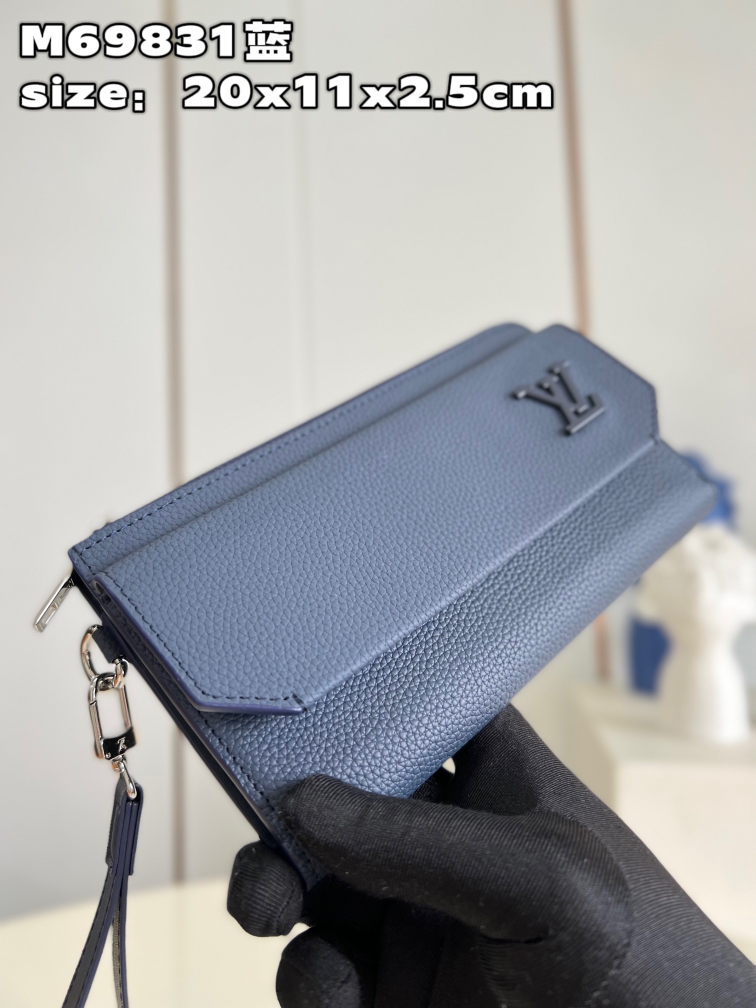 this new LV Aerogram long wallet offers a modern take on a classic men's - Bag 2