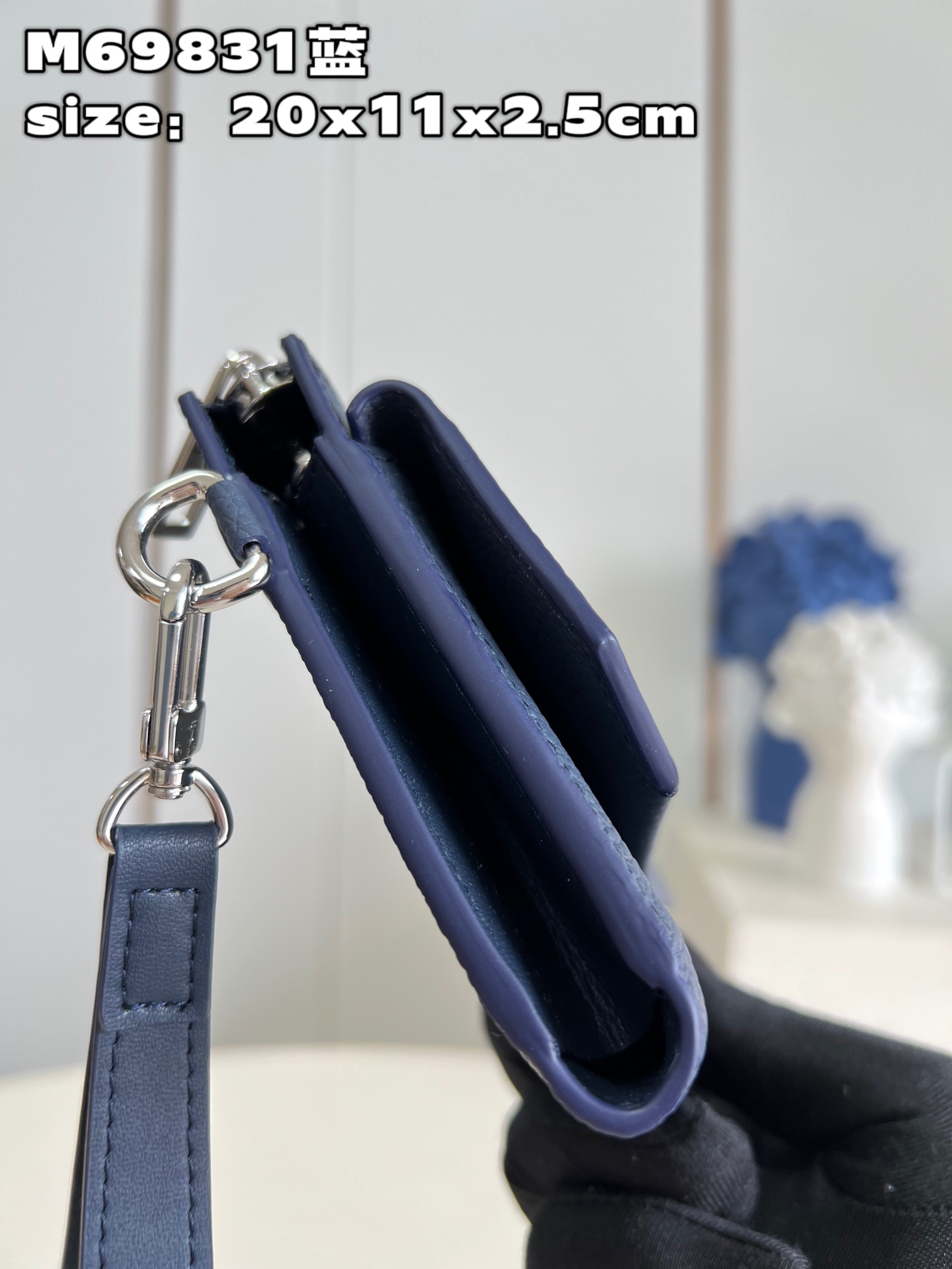 this new LV Aerogram long wallet offers a modern take on a classic men's - Bag 5