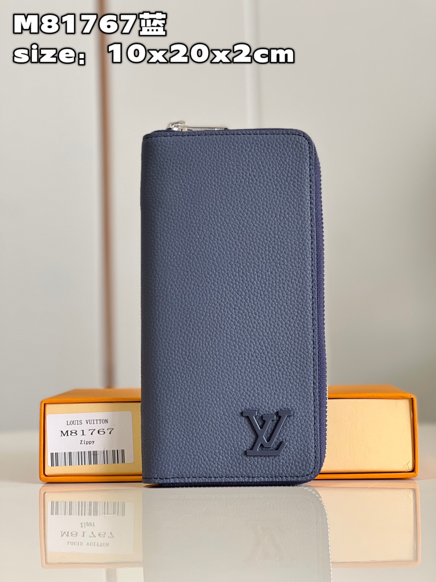 NO:399983,【Exclusive real photo M81767 blue】LV Aerogram leather makes this zippered wallet reveal a low-key brand style and elegant temperament. The black cowhide is exquisitely crafted and soft, just like the air mailing paper of the past, embellished with the same-toned metal LV Initials logo, which is more stylish. The style has reliable and secure zippered closure, and the inner space is full, bringing the ideal style for fashionable men who like all-in-one wallets. Product information 10 x 20 x 2 cm (length x height x width) C.350,LV [original leather],louis vuitton,cowhide19860909【独家实拍 M81767蓝】LV Aerogram皮革令這款拉鏈錢包流露低調的品牌格調,展現典雅氣質.黑色牛皮造工精緻且質料柔軟,好比昔日的航空郵箋,綴以同色調金屬的LV Initials標誌,更顯型格.款式備有可靠穩妥的拉鏈開合,內層空間十足,為喜歡多合一錢包的時尚男士帶來理想款式.產品資料10 x 20 x 2厘米(長度 x 高度 x 闊度) C.350,LV【原厂皮】,louis vuitton,cowhide,Bag