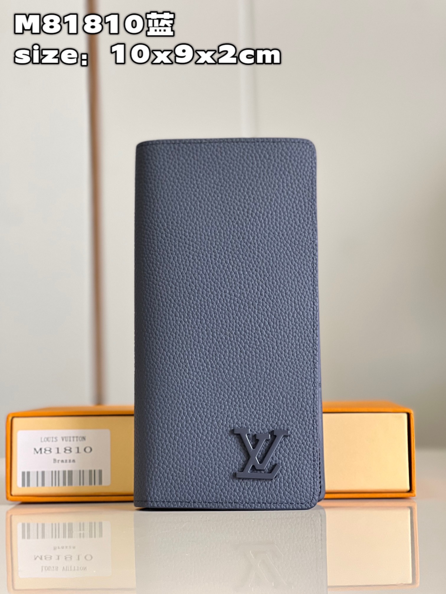 NO:399986,【Exclusive real photo M81810 blue】This Louis Vuitton classic Brazza wallet is interpreted in luxurious navy blue to show a unique new look. The 'LV' first logo is embellished with matching blue metal, adding a low-key brand logo. The wallet has various mezzanines and compartments, which can store cash, business cards and paper, making it an elegant and practical daily accessories. Product information 10 x 19 x 2 cm (length x height x width) C.280, LV [original leather], louis vuitton, louis vuitton19860909【独家实拍 M81810蓝】這款路易威登經典的Brazza錢包以奢華的海軍藍色演繹LV Aerogram皮革,展現獨特的全新造型.「LV」字首標誌綴以相配的藍色金屬,增添低調的品牌標誌.錢包設有各種夾層及隔層,可存放現金、名片及紙張,為優雅且實用的日常配飾.產品資料10 x 19 x 2厘米(長度 x 高度 x 闊度) C.280,LV【原厂皮】,louis vuitton,louis vuitton,Bag