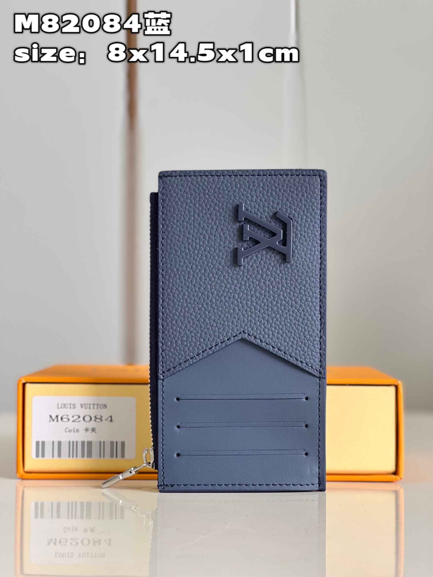 NO:399987,【Exclusive real photo M82084 blue】This coin change business card holder is made of grained cowhide, embellished with the same color matte LV Initials logo, and is one of the styles of the LV Aerogram series. The design is equipped with four business card interlayers and a zipper change compartment, and also has a pasted compartment for storing banknotes or bills. Product information 8 x 14.5 x 1 cm (length x height x width) C.,LV [original leather],louis vuitton,cowhide19860909【独家实拍 M82084蓝】這款coin零錢名片夾選用粒面牛皮製作,綴有同色調的啞面LV Initials標誌,是LV Aerogram系列的款式之一.設計配備四個名片夾層和一個拉鏈零錢隔層,更設有可存放紙幣或票據的貼隔層.產品資料8 x 14.5 x 1厘米(長度 x 高度 x 闊度) C.,LV【原厂皮】,louis vuitton,cowhide,Bag