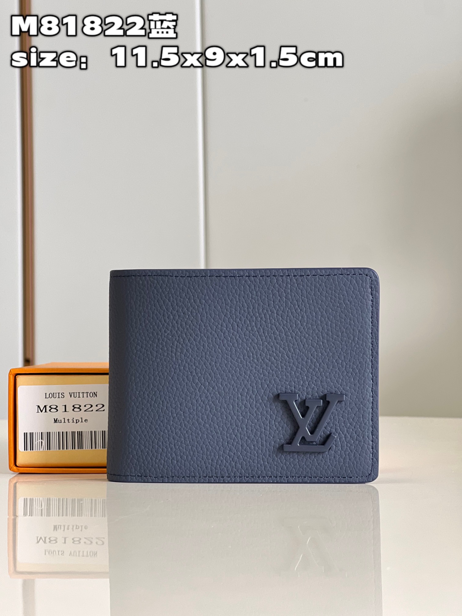 NO:399991,【Exclusive real photo M81822 Blue】 This new Multiple wallet is made of LV Aerogram leather, which is an excellent work that fully demonstrates Louis Vuitton's exquisite craftsmanship. The extremely fine cowhide is as soft as retro stamps, dyed into a dazzling and charming navy blue tones, decorated with the same color LV logo pattern. The wallet has multiple mezzanines and compartments, which can store business cards, banknotes and paper, creating multi-functional daily accessories. Product information 11.5 x 9 x 1.5 cm (length x height x width) C.,LV [original leather],louis vuitton,louis vuitton,cowhide19860909【独家实拍 M81822蓝】這款全新Multiple錢包以LV Aerogram皮革製造,是盡顯路易威登精湛匠藝的出色之作.極致精細的牛皮如復古郵箋般柔軟,染成奪目迷人的海軍藍色調,飾有同色調的LV標誌圖案.錢包設有多個夾層及隔層,可存放名片、紙幣及紙張,打造多功能的日常配飾.產品資料11.5 x 9 x 1.5厘米(長度 x 高度 x 闊度) C.,LV【原厂皮】,louis vuitton,louis vuitton,cowhide,Bag
