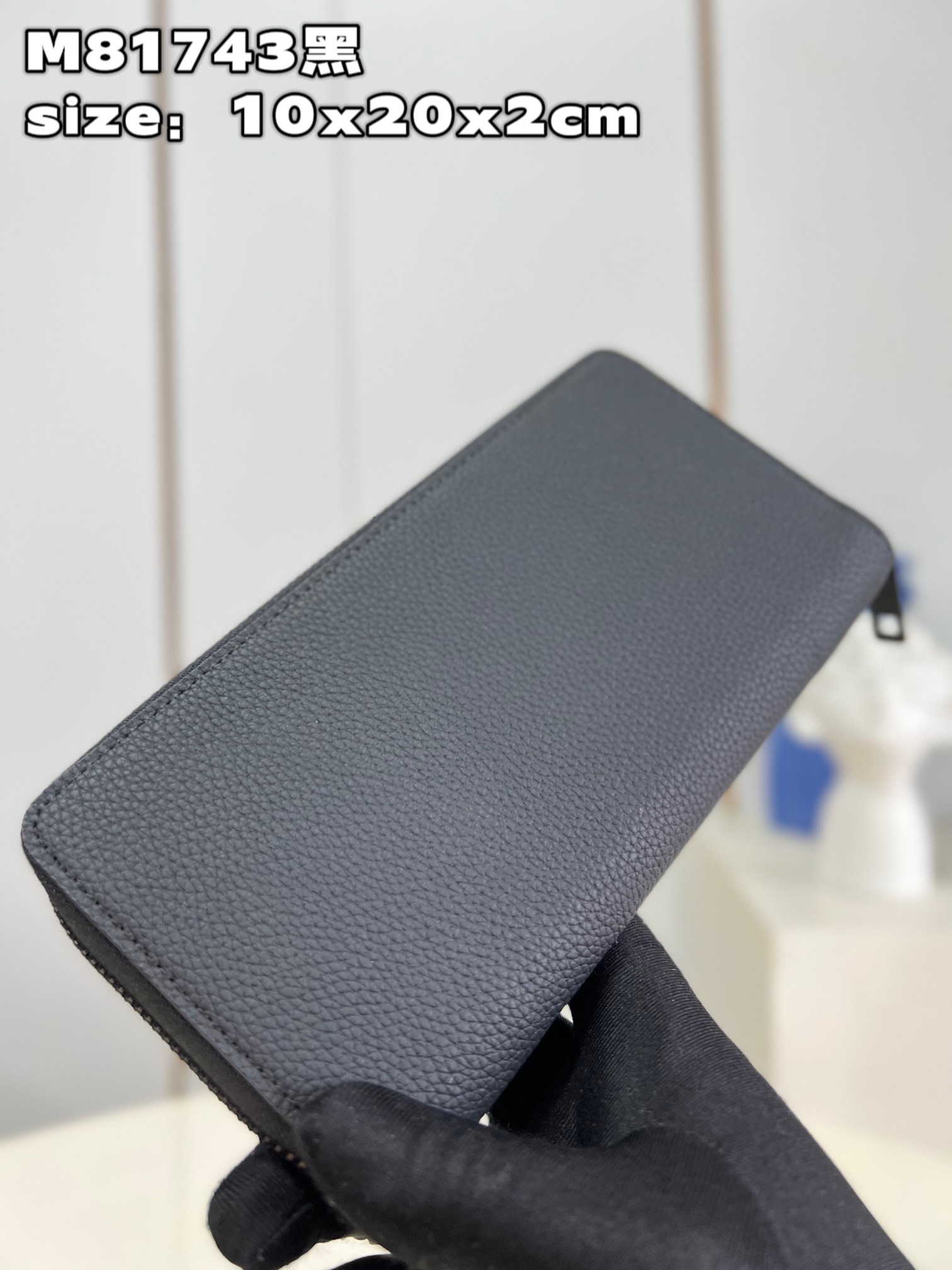 Crafted from LV Aerogram leather, this zipped wallet exudes understated - Bag 4