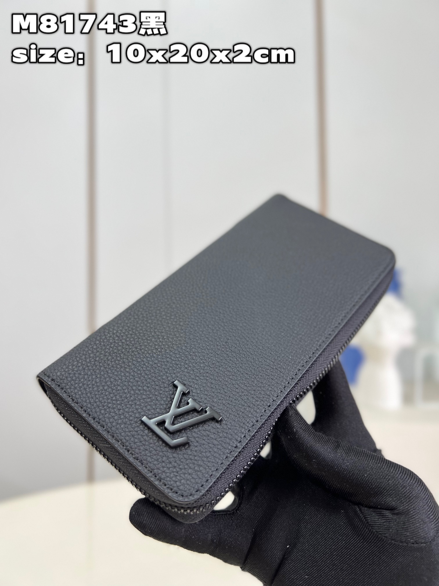 Crafted from LV Aerogram leather, this zipped wallet exudes understated - Bag 2