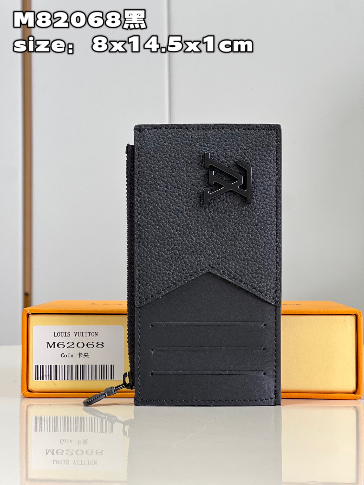 NO:399993,[Exclusive real photo M82068 black] This coin change business card holder is made of grained cowhide, embellished with the same color matte LV Initials logo, and is one of the styles of the LV Aerogram series. The design is equipped with four business card interlayers and a zipper change compartment, and also has a pasted compartment for storing banknotes or bills. Product information 8 x 14.5 x 1 cm (length x height x width) C.,LV [original leather],louis vuitton,cowhide19860909【独家实拍 M82068黑】這款coin零錢名片夾選用粒面牛皮製作,綴有同色調的啞面LV Initials標誌,是LV Aerogram系列的款式之一.設計配備四個名片夾層和一個拉鏈零錢隔層,更設有可存放紙幣或票據的貼隔層.產品資料8 x 14.5 x 1厘米(長度 x 高度 x 闊度) C.,LV【原厂皮】,louis vuitton,cowhide,Bag