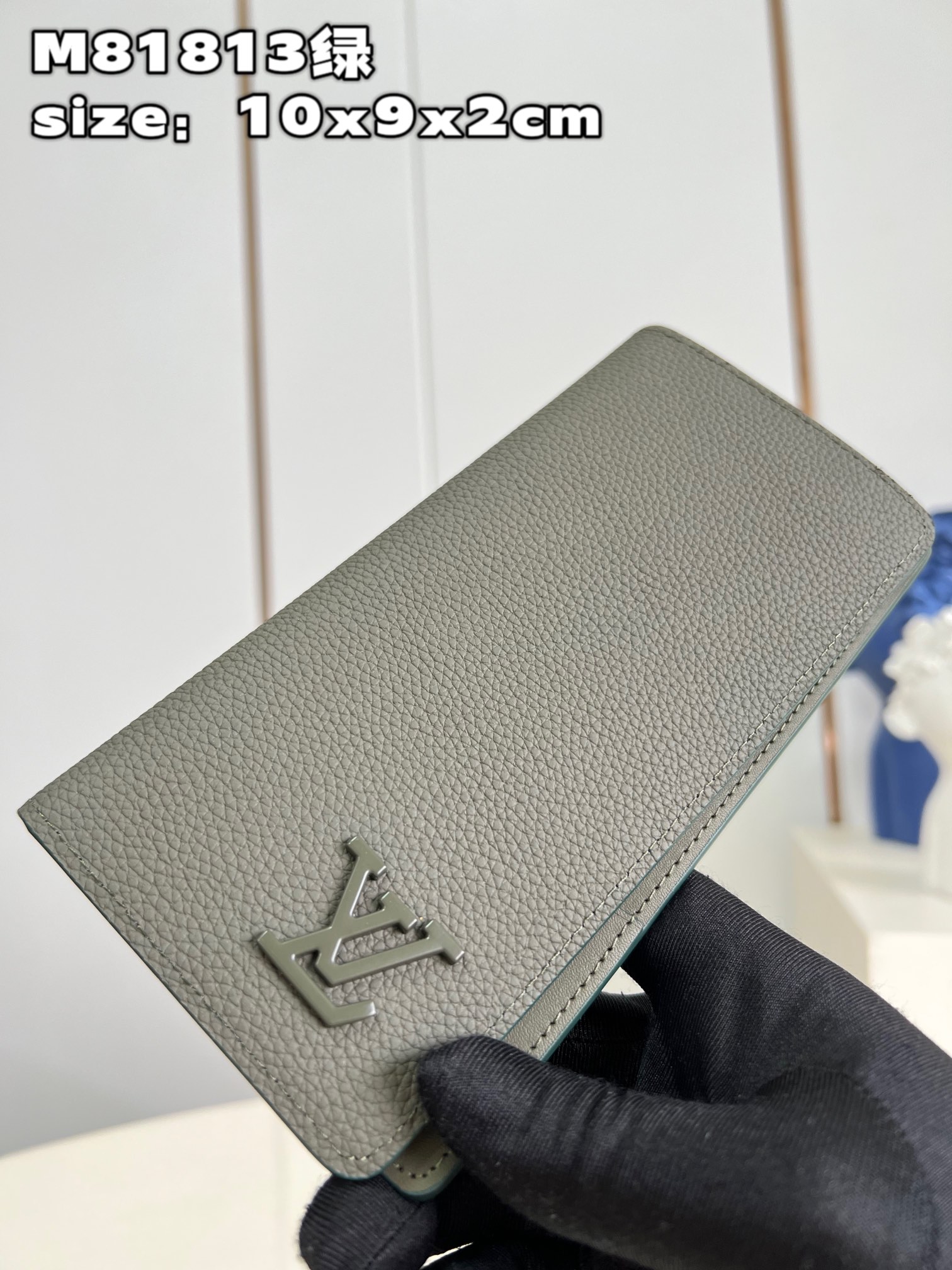 Crafted from luxurious navy blue LV Aerogram leather, this classic Louis - Bag 2
