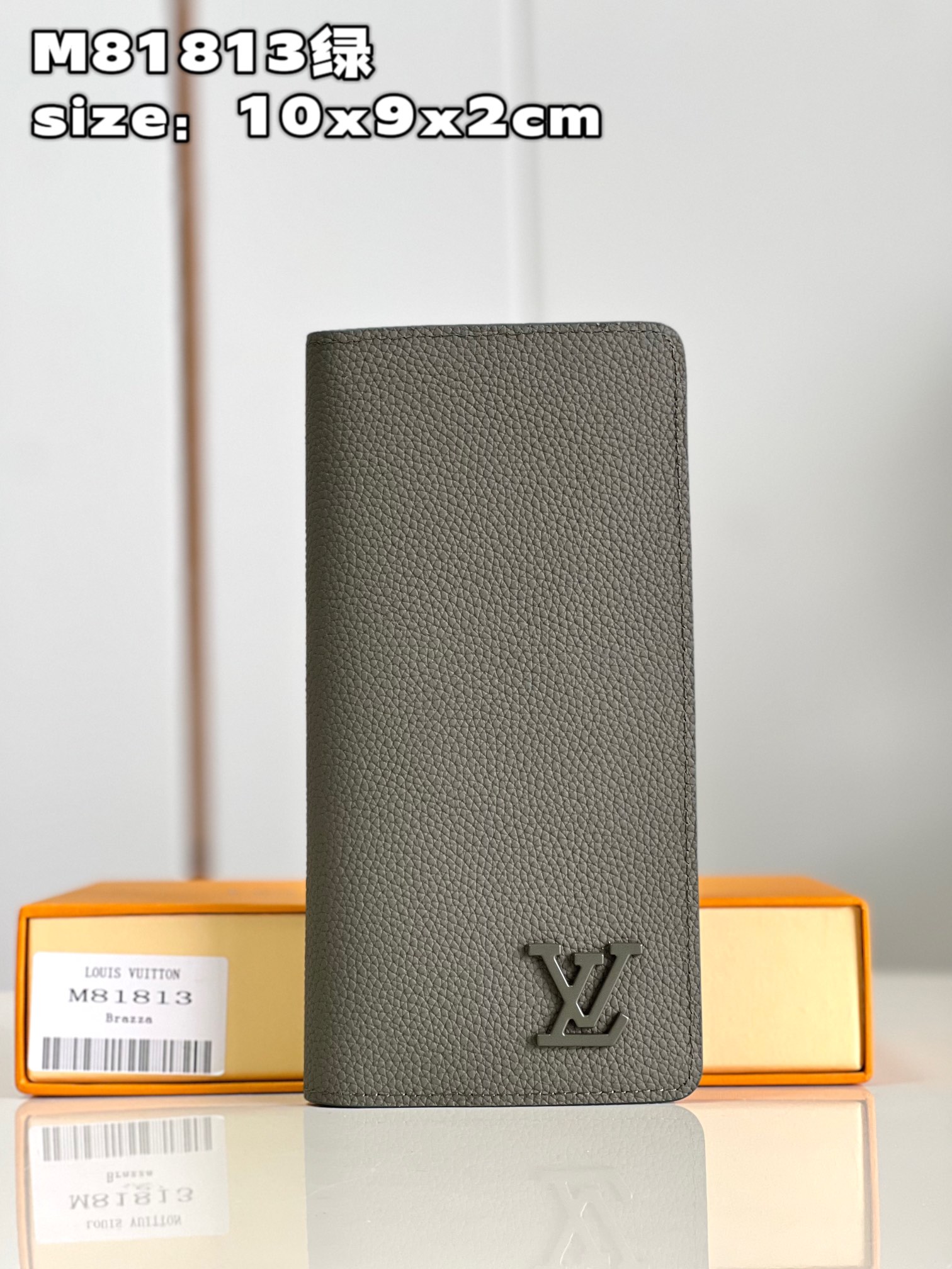 NO:399995,【Exclusive real photo M81813 Green】This Louis Vuitton classic Brazza wallet is interpreted in luxurious navy blue to show a unique new look. The 'LV' first logo is embellished with matching blue metal, adding a low-key brand logo. The wallet has various mezzanines and compartments, which can store cash, business cards and paper, making it an elegant and practical daily accessories. Product information 10 x 19 x 2 cm (length x height x width) C.280, LV [original leather], louis vuitton, louis vuitton19860909【独家实拍 M81813绿】這款路易威登經典的Brazza錢包以奢華的海軍藍色演繹LV Aerogram皮革,展現獨特的全新造型.「LV」字首標誌綴以相配的藍色金屬,增添低調的品牌標誌.錢包設有各種夾層及隔層,可存放現金、名片及紙張,為優雅且實用的日常配飾.產品資料10 x 19 x 2厘米(長度 x 高度 x 闊度) C.280,LV【原厂皮】,louis vuitton,louis vuitton,Bag