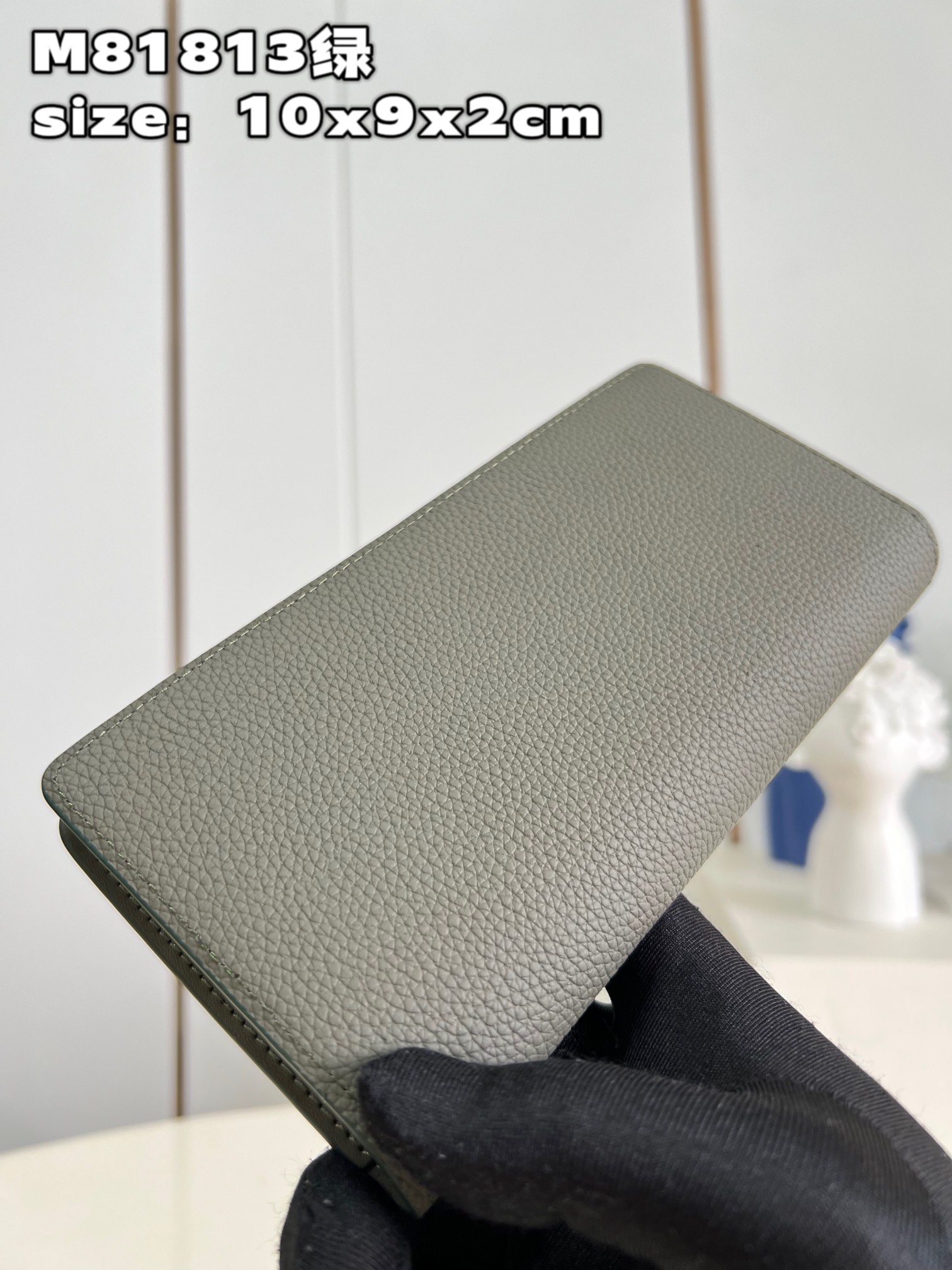 Crafted from luxurious navy blue LV Aerogram leather, this classic Louis - Bag 4