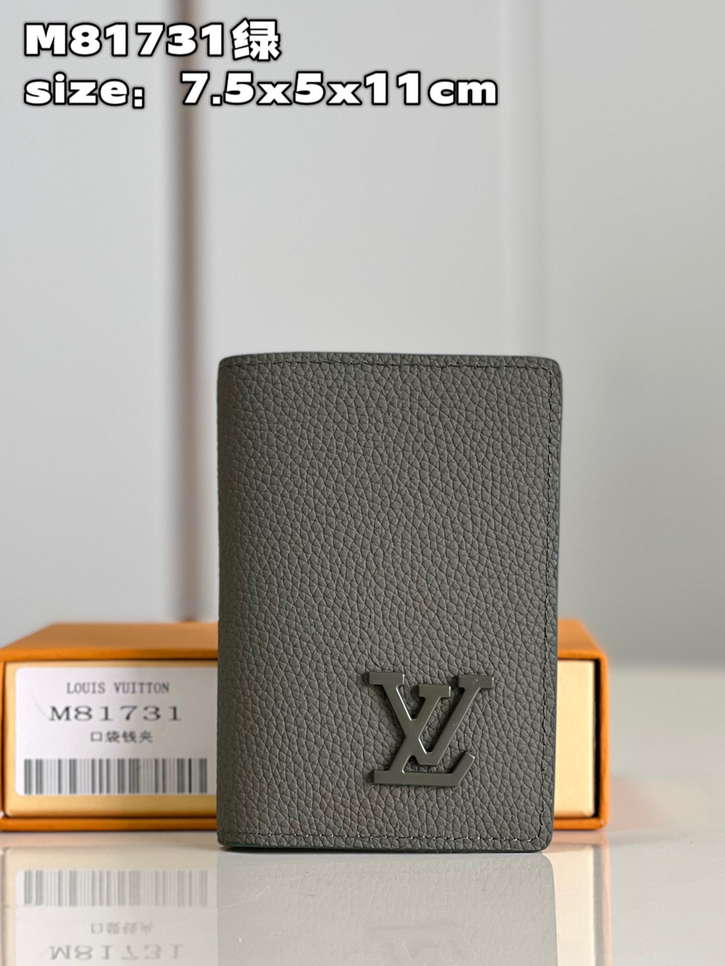 NO:399997,【Exclusive real photo M81731 Green】This Louis Vuitton classic bag universal wallet is dyed with elegant navy blue soft cowhide combined with LV Aerogram series elements. The LV Initials logo on the wallet is made of blue metal parts, adding a delicate and iconic style. The wallet has multiple compartments to neatly store objects, which is particularly practical. Product information 7.5 x 11.1 x 1 cm (length x height x width) C.,LV [original leather],louis vuitton,louis vuitton,cowhide19860909【独家实拍 M81731绿】這款路易威登經典袋裝萬用錢包以染有優雅海軍藍色的柔軟牛皮結合LV Aerogram系列元素.錢包上的LV Initials標誌以相襯藍色金屬件製作,添上精緻標誌性格調.錢包內設多個隔層,可整齊收納物件,格外實用.產品資料7.5 x 11.1 x 1厘米(長度 x 高度 x 闊度) C.,LV【原厂皮】,louis vuitton,louis vuitton,cowhide,Bag