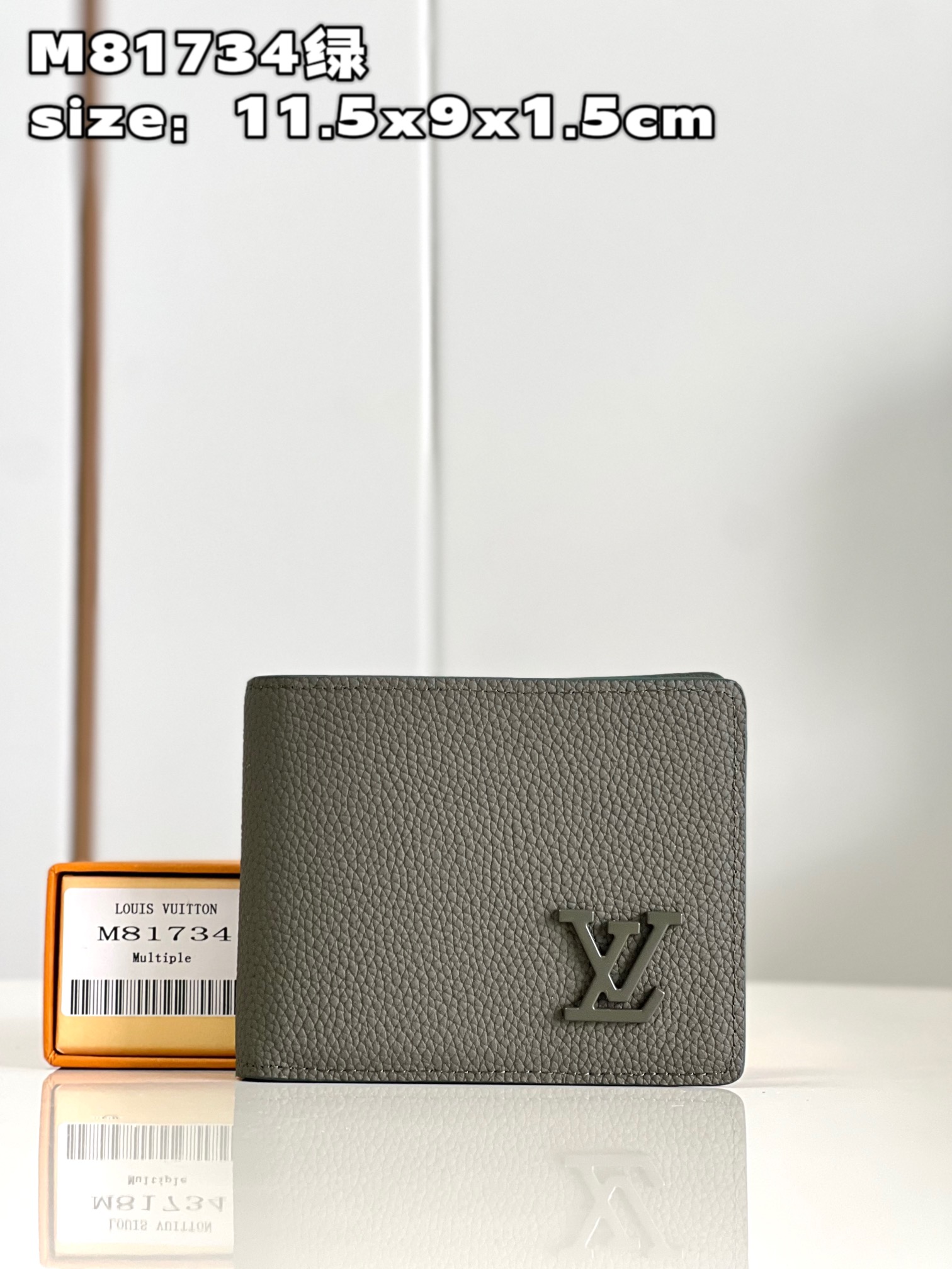NO:399999,【Exclusive real photo M81734 Green】 This new Multiple wallet is made of LV Aerogram leather, which is an excellent work that fully demonstrates Louis Vuitton's exquisite craftsmanship. The extremely fine cowhide is as soft as retro mailing paper, dyed into a dazzling and charming navy blue tones, decorated with the same color LV logo pattern. The wallet has multiple mezzanines and compartments, which can store business cards, banknotes and paper, creating multi-functional daily accessories. Product information 11.5 x 9 x 1.5 cm (length x height x width) C.,LV [original leather],louis vuitton,louis vuitton,cowhide19860909【独家实拍 M81734绿】這款全新Multiple錢包以LV Aerogram皮革製造,是盡顯路易威登精湛匠藝的出色之作.極致精細的牛皮如復古郵箋般柔軟,染成奪目迷人的海軍藍色調,飾有同色調的LV標誌圖案.錢包設有多個夾層及隔層,可存放名片、紙幣及紙張,打造多功能的日常配飾.產品資料11.5 x 9 x 1.5厘米(長度 x 高度 x 闊度) C.,LV【原厂皮】,louis vuitton,louis vuitton,cowhide,Bag