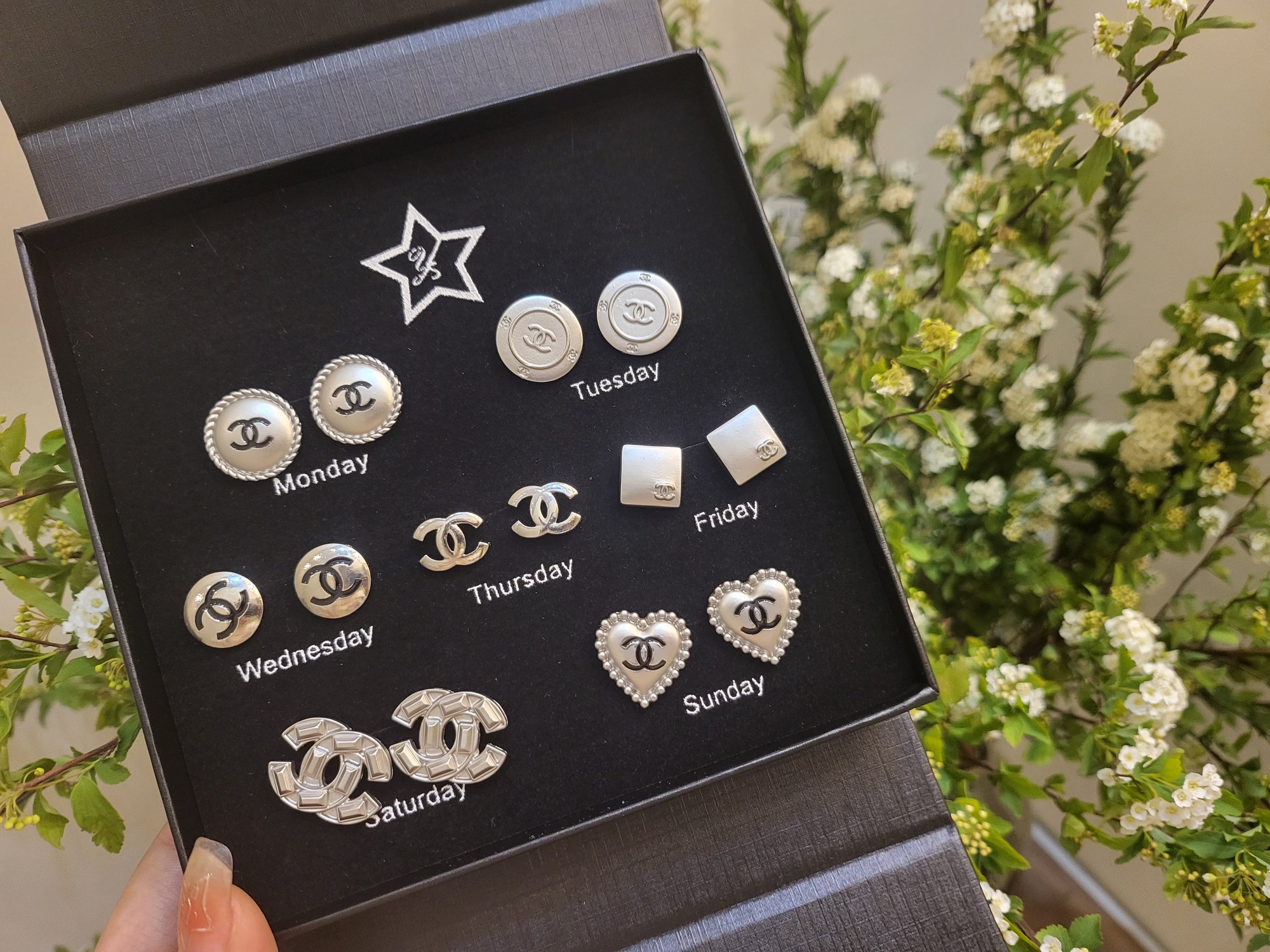 💰120 香奶奶的饰品太太太入我心了 女孩子一定要拥有仙气飘飘的耳环 超级好看的双C耳环 又时髦又百搭 日常佩戴真的绝绝子 颜色也是特别美的银色 真的太爱chanel家的任何一款耳饰了 做工真的太爱 质量绝绝子