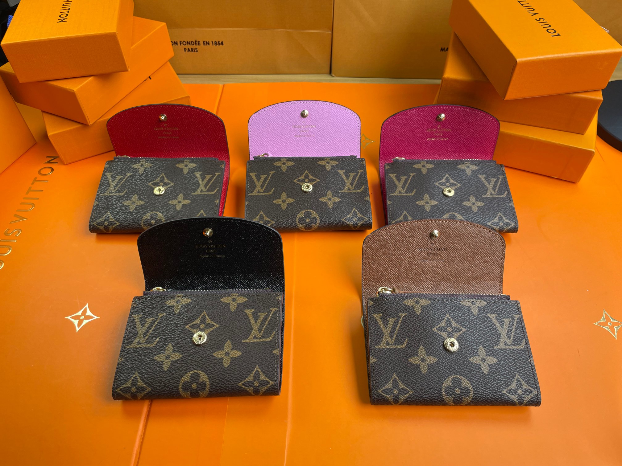 Small leather bifold wallet interior slots