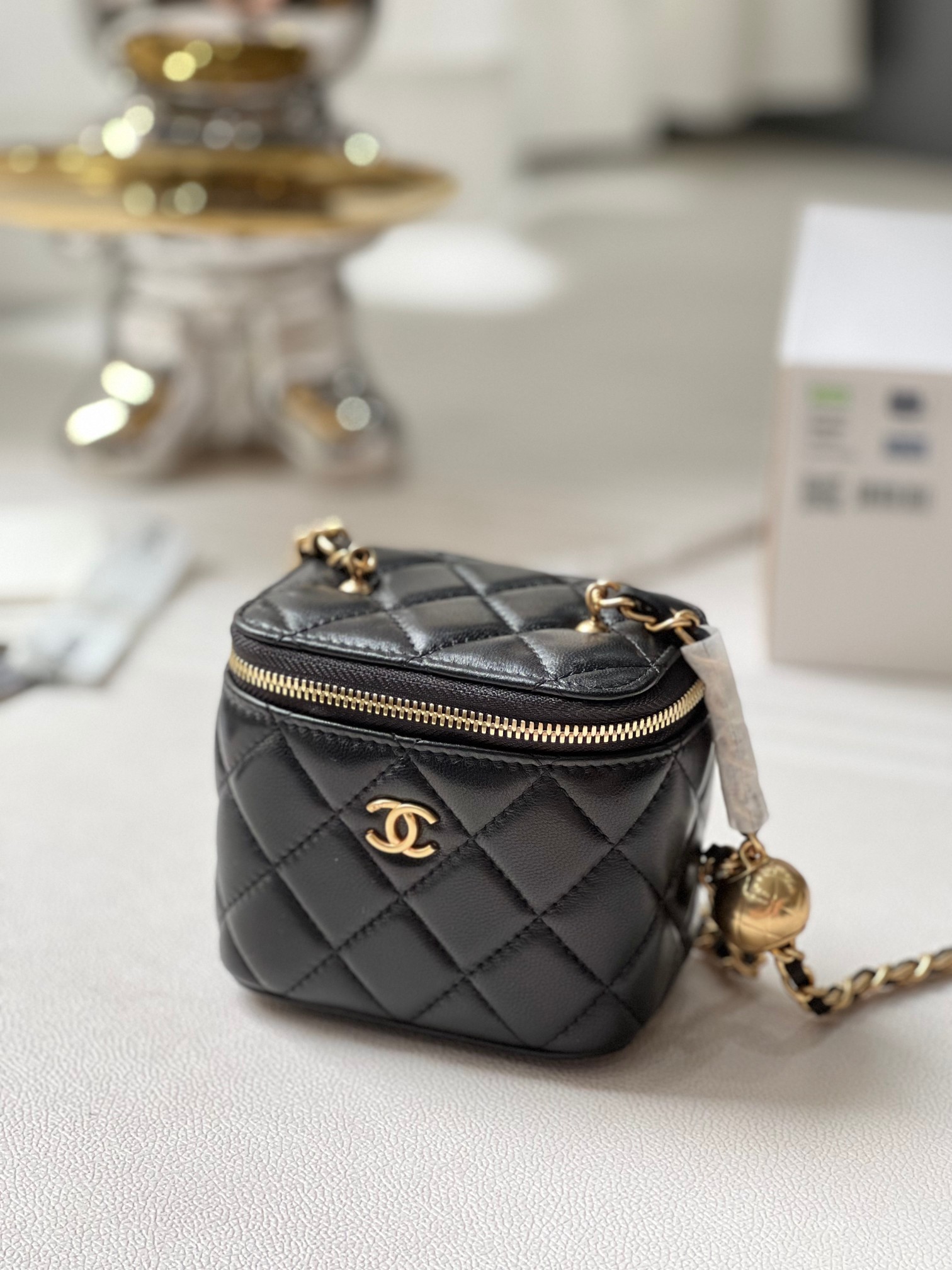 NO:389035,.Ohanel new product small box adjustable chain small golden ball!  Real objects are really beautiful and cute. Size 8.5cmX11cmX7cm AY, Chanel, chanel19860909.Ohanel 新品 小盒子 可调节链条小金球 ！实物果真好看 可爱 尺寸8.5cmX11cmX7cm AY,香奈儿,chanel,Bag
